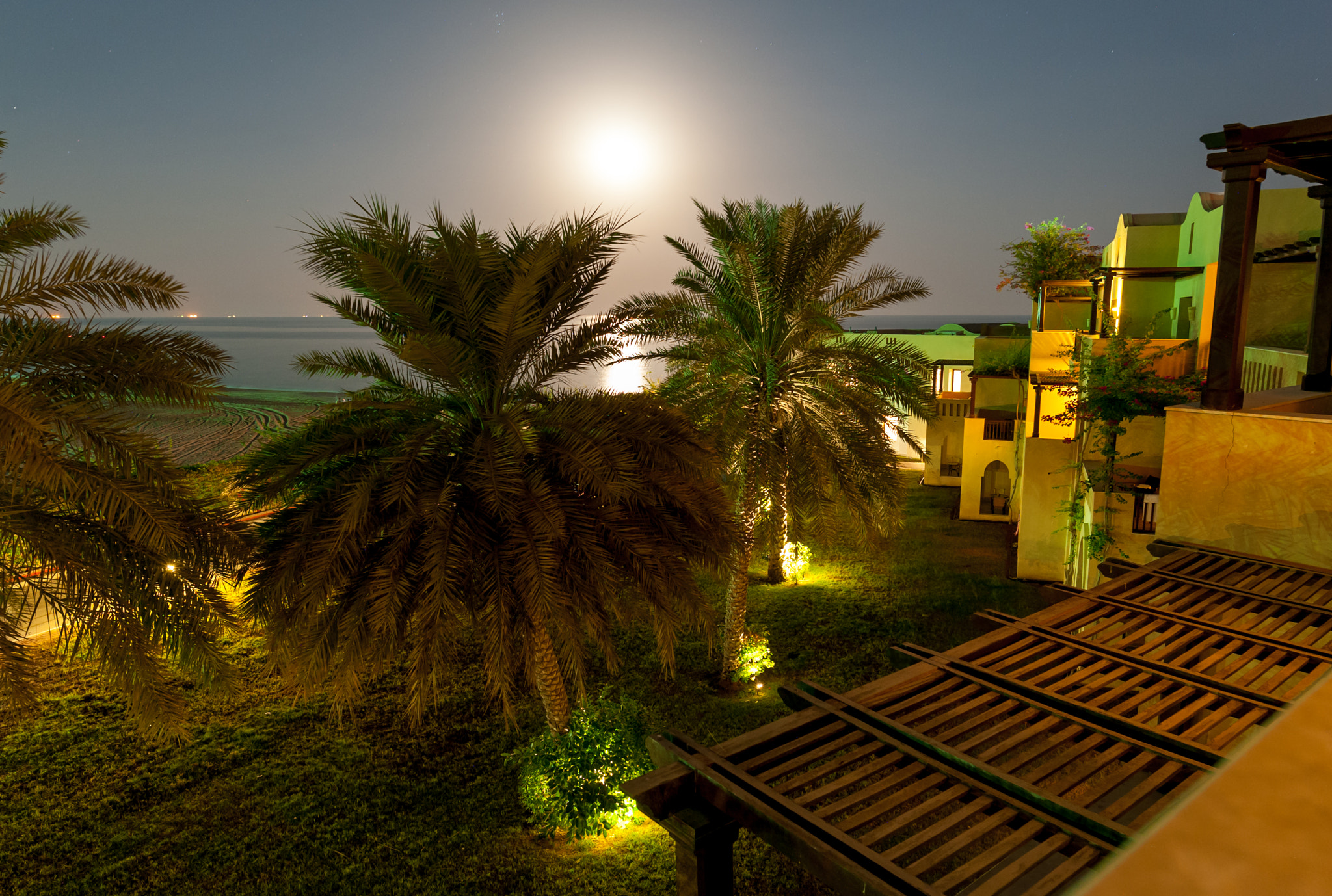 Nikon D700 + Nikon AF-S Nikkor 20mm F1.8G ED sample photo. Full moon over the sea photography