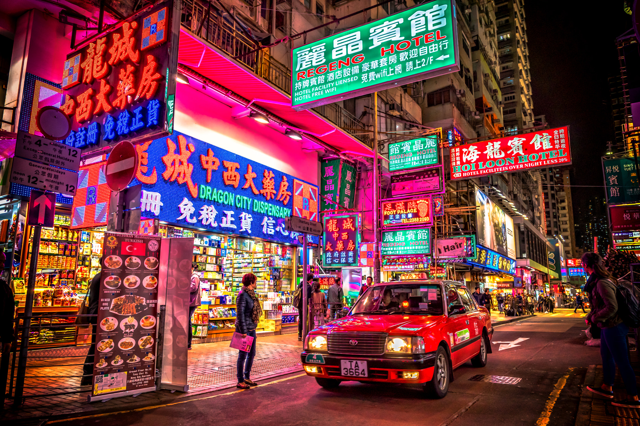 Sony a6300 + Sony Vario-Tessar T* E 16-70mm F4 ZA OSS sample photo. Hong kong photography