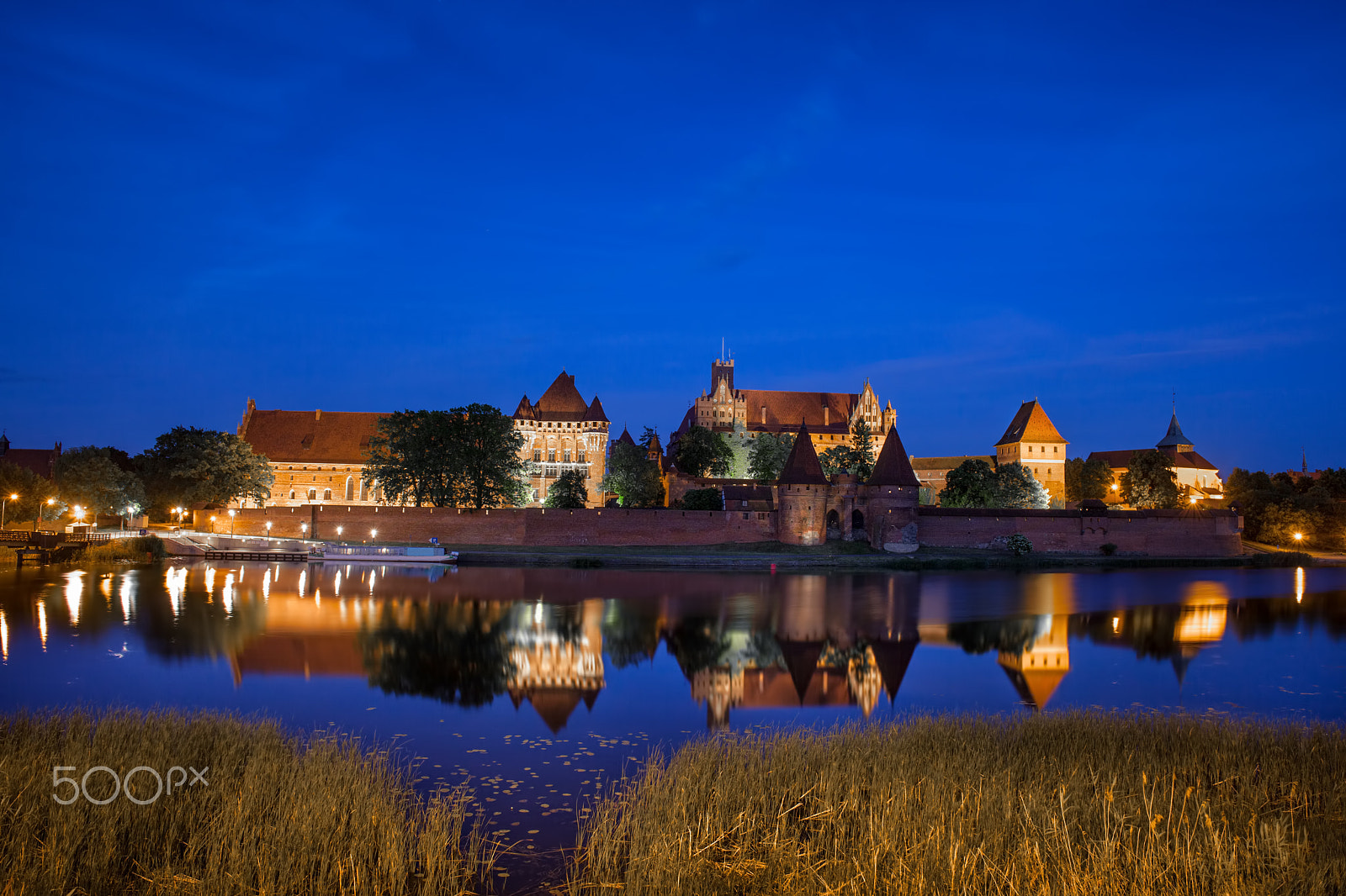 Canon EOS 5D Mark II + Canon EF 24mm F2.8 IS USM sample photo. Malbork castle at night in poland photography