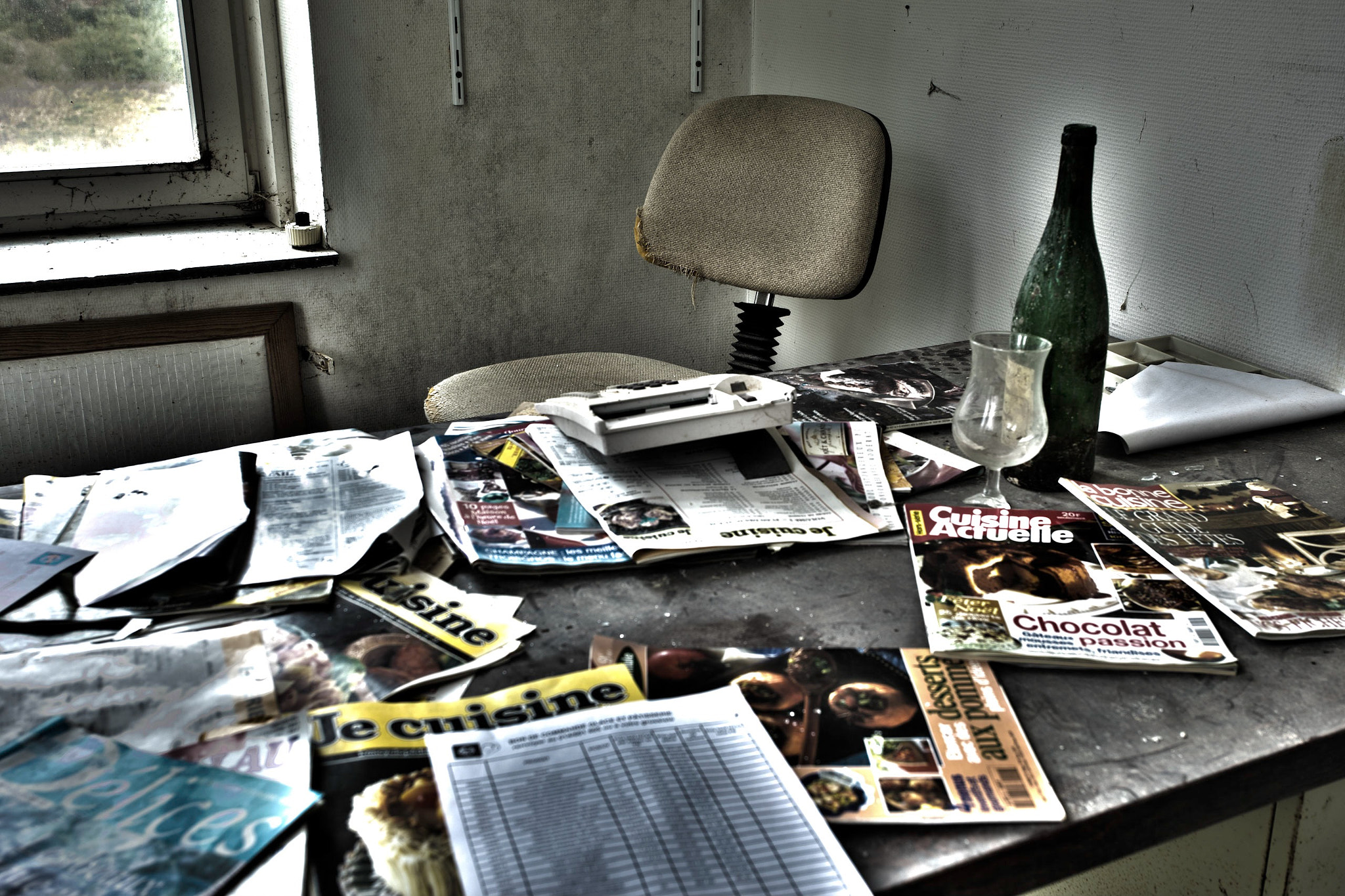 Canon EF 17-40mm F4L USM sample photo. Urbex office photography