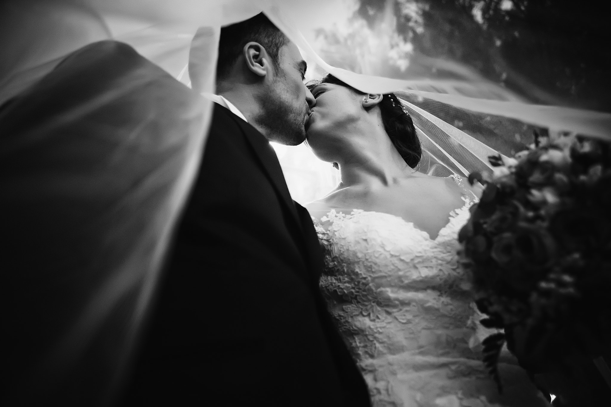 Canon EOS-1D X Mark II + Sigma 24-70mm F2.8 EX DG Macro sample photo. Wedding kiss photography