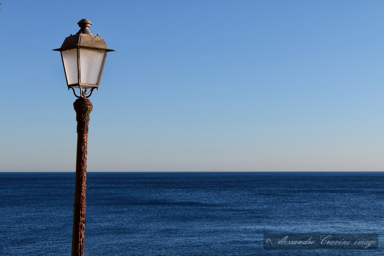 Canon EF-S 18-55mm F3.5-5.6 IS sample photo. Street lamp photography