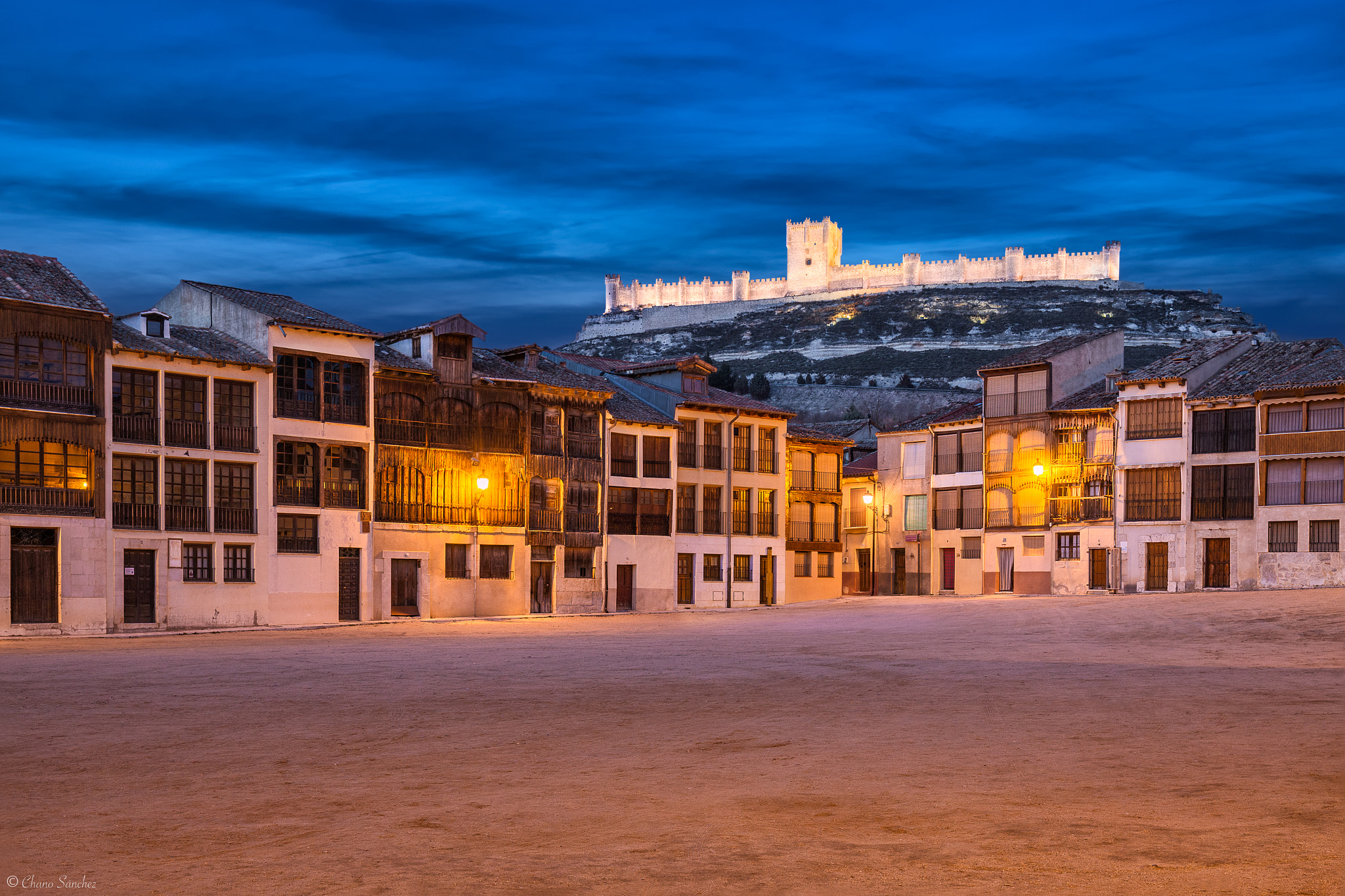 Canon EF 16-35mm F4L IS USM sample photo. Medieval twilight || peñafiel (castilla y león) photography