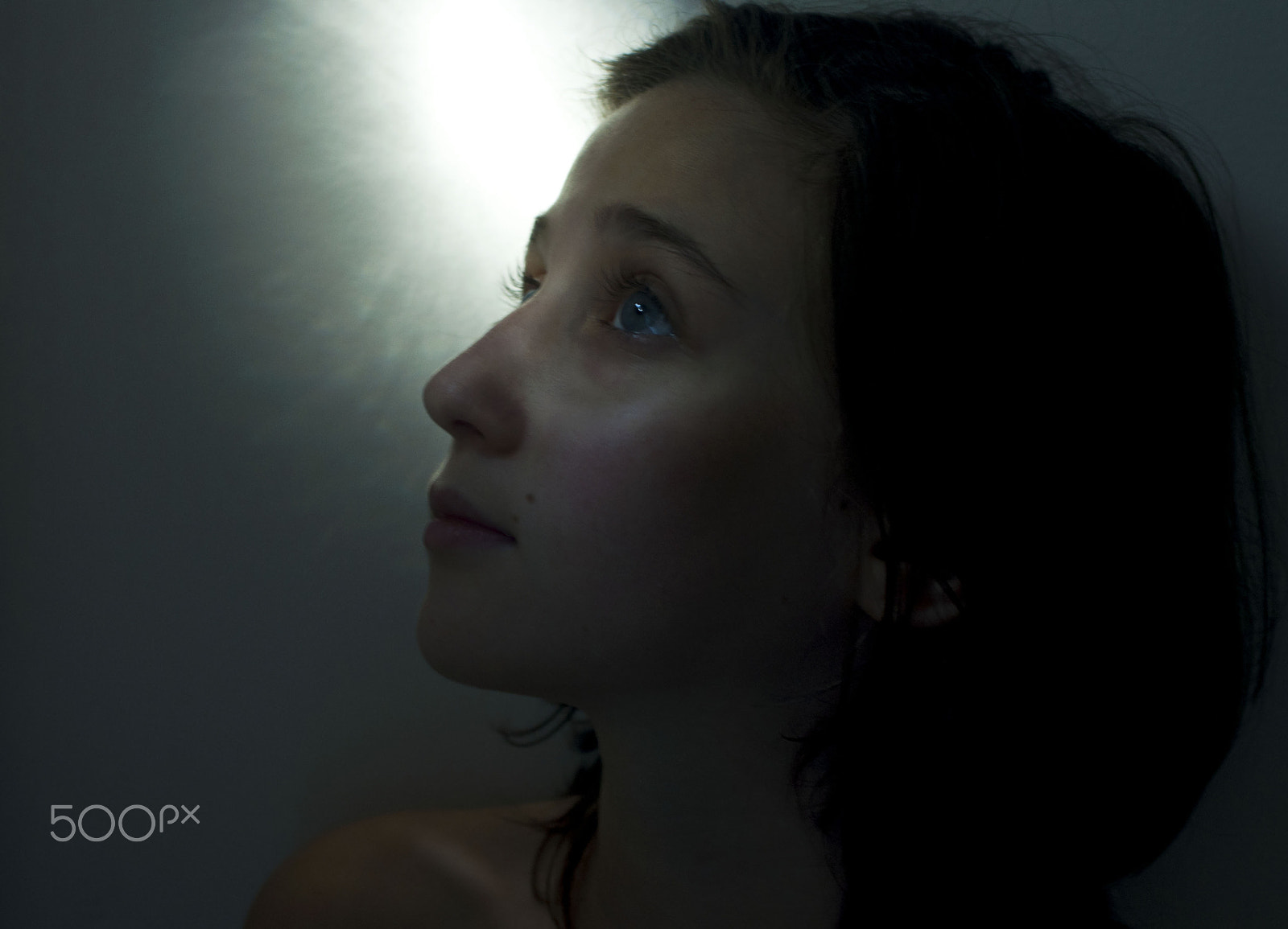 AF Zoom-Nikkor 35-70mm f/2.8 sample photo. Girl looks up towards light photography