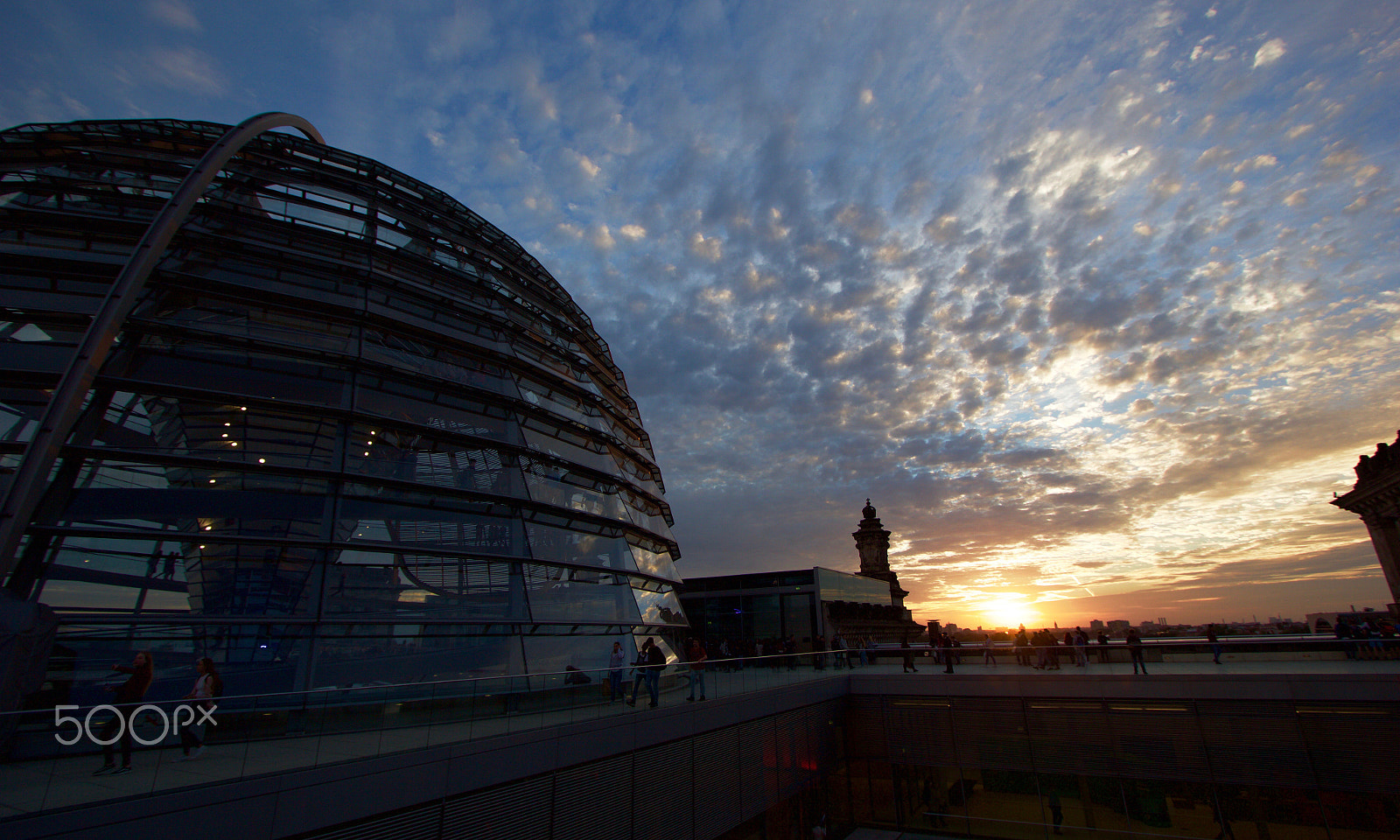 Canon EOS 550D (EOS Rebel T2i / EOS Kiss X4) + Canon EF-S 10-22mm F3.5-4.5 USM sample photo. Reichstag dome on twilight hour photography