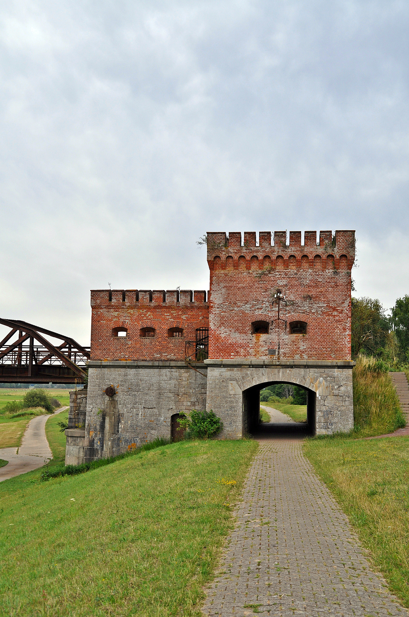 Nikon D5000 sample photo. The face of bridge photography