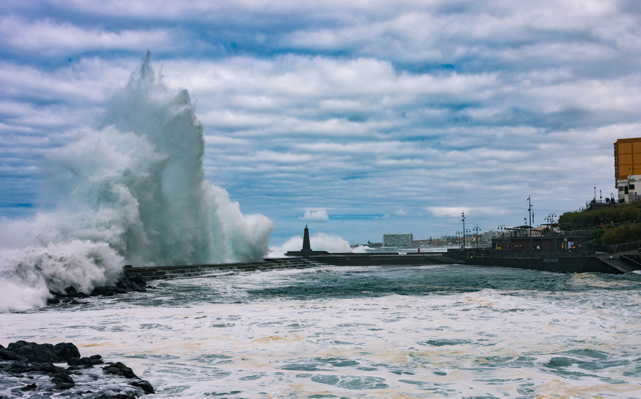 Sigma 17-70mm F2.8-4 DC Macro OS HSM | C sample photo. Big wave photography