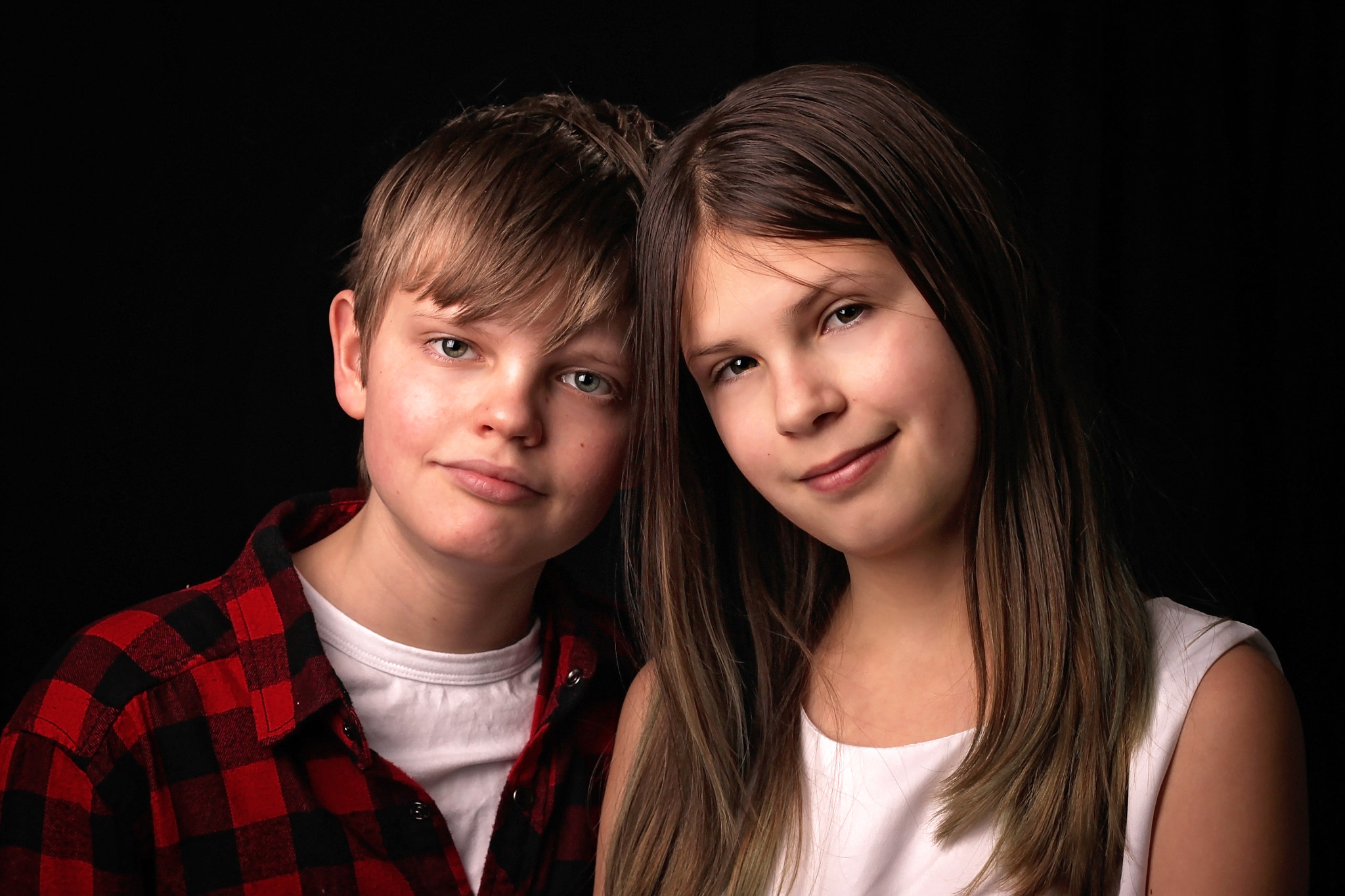 Canon EOS 500D (EOS Rebel T1i / EOS Kiss X3) + Canon EF 50mm F1.8 STM sample photo. Brother and sister photography