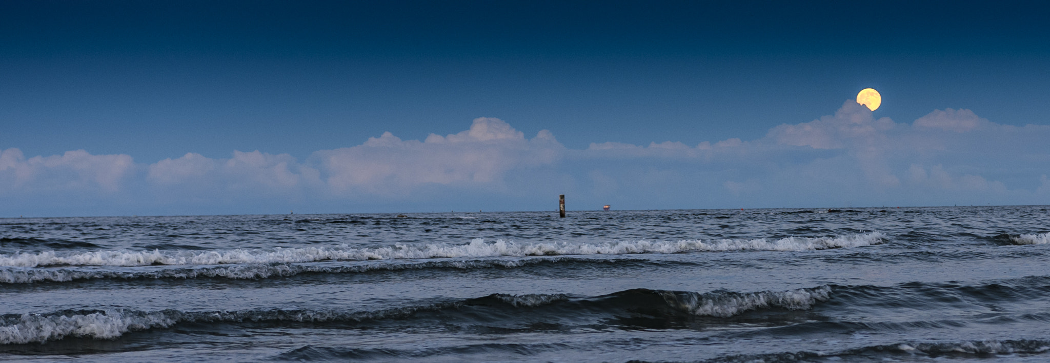 Nikon D7200 + Sigma 18-35mm F1.8 DC HSM Art sample photo. Moon on the sea photography