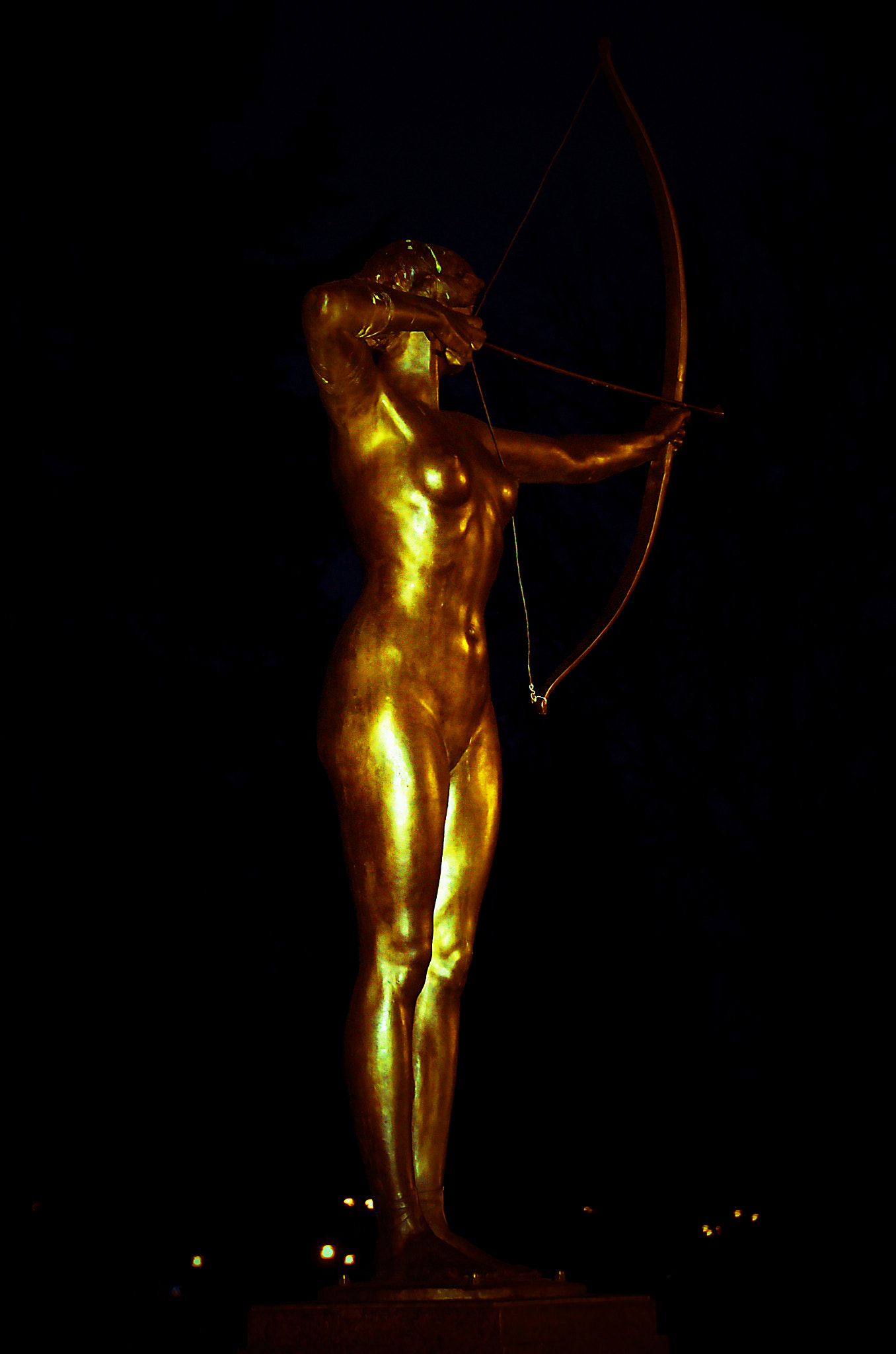 18.00 - 200.00 mm f/3.5 - 5.6 sample photo. Archer lady statue bydgoszcz poland photography
