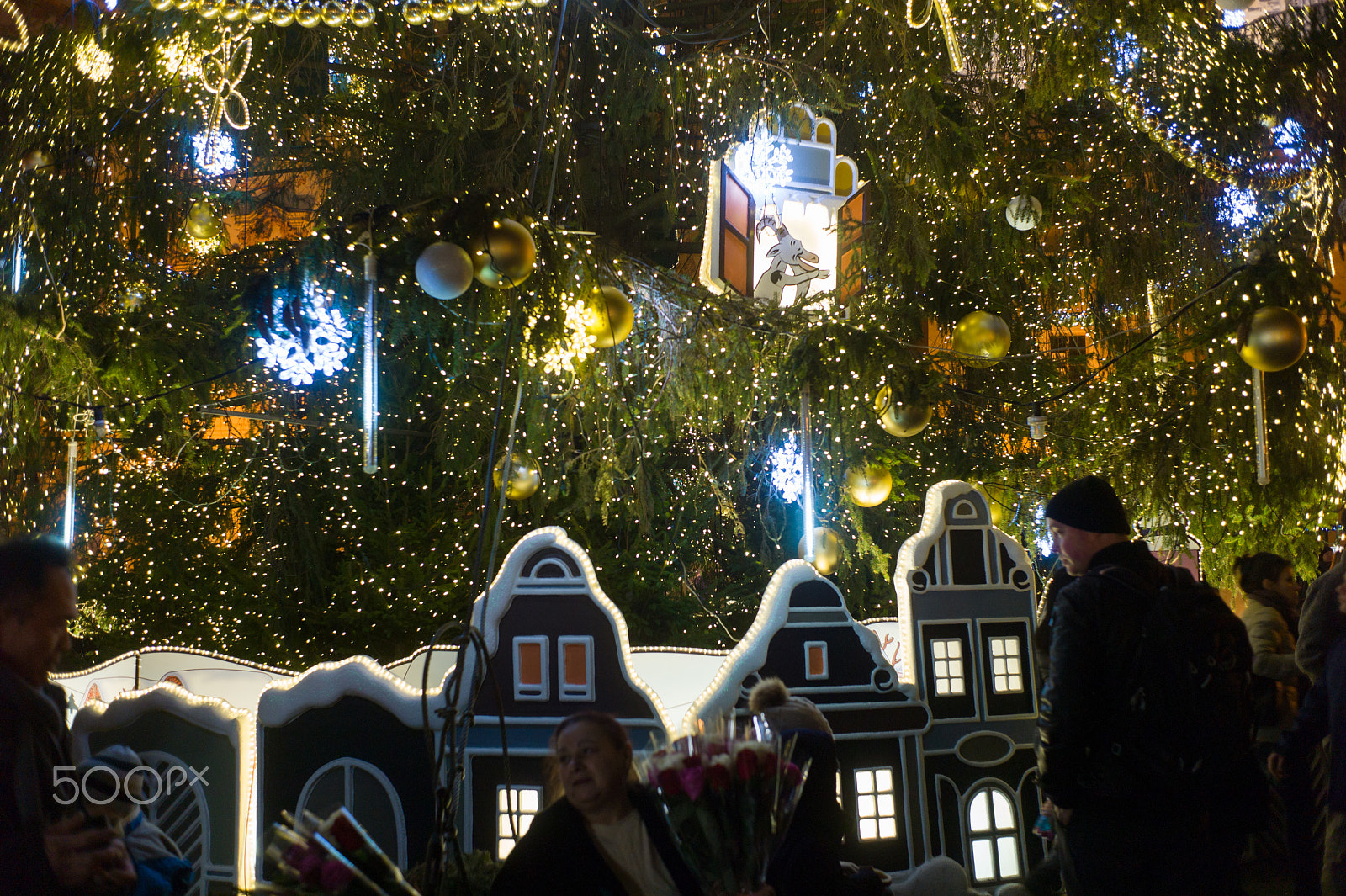 Leica M9 + Summicron-M 35mm f/2 (IV) sample photo. Christmas at old town square photography