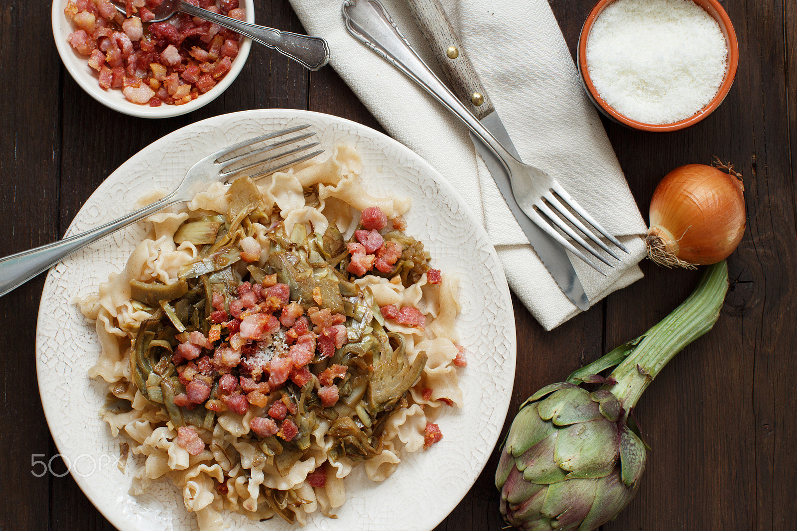 Canon EOS 650D (EOS Rebel T4i / EOS Kiss X6i) + Canon EF 50mm F1.2L USM sample photo. Pasta with artichokes and bacon photography