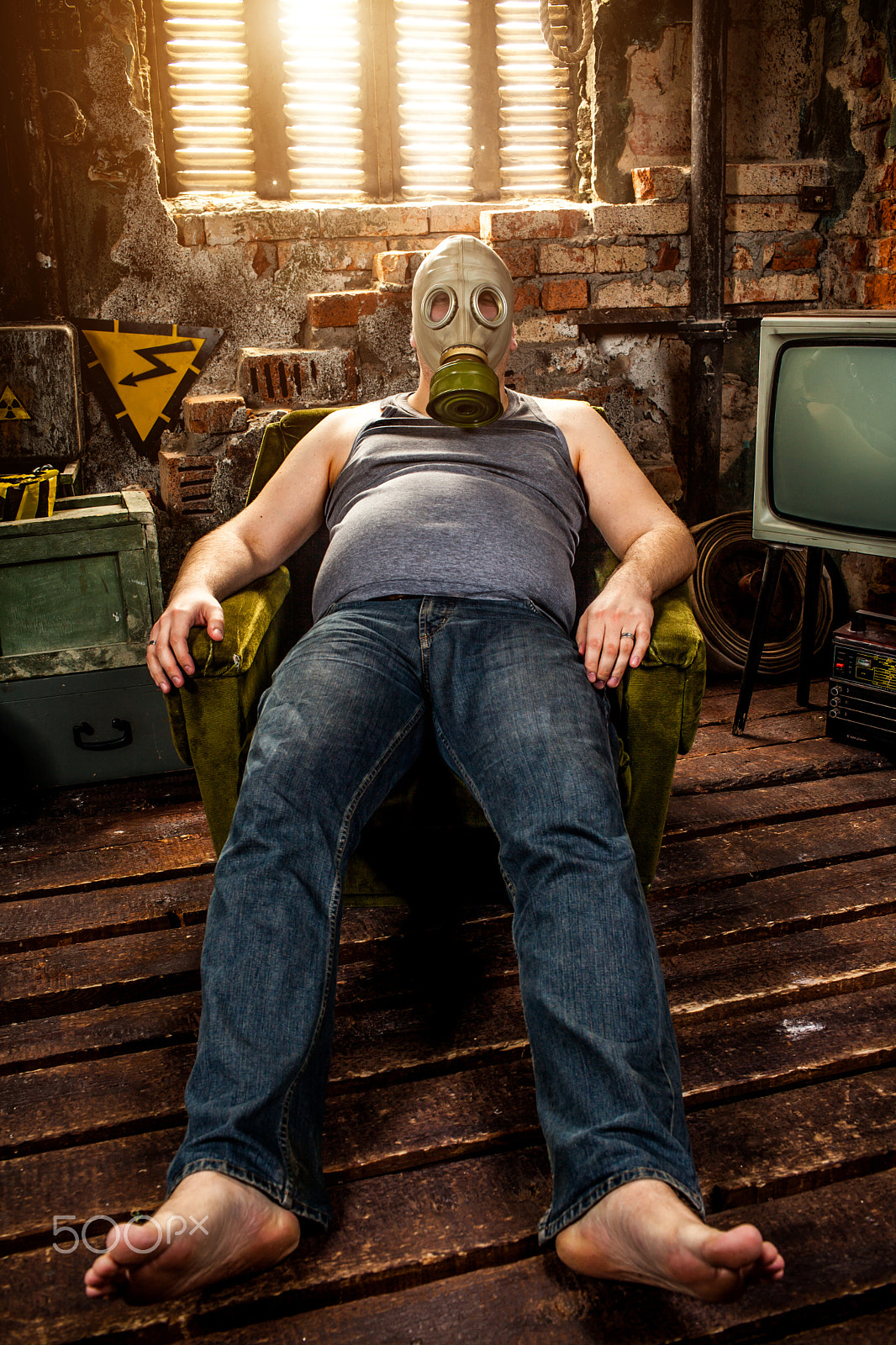 Canon EF 35mm F1.4L USM sample photo. Man in a gas mask photography