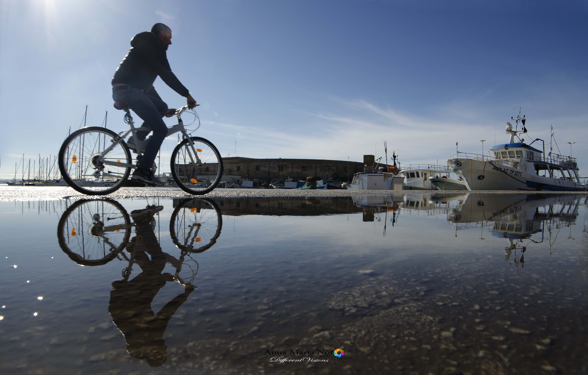 Samyang 14mm F2.8 ED AS IF UMC sample photo. L'uomo in bici photography