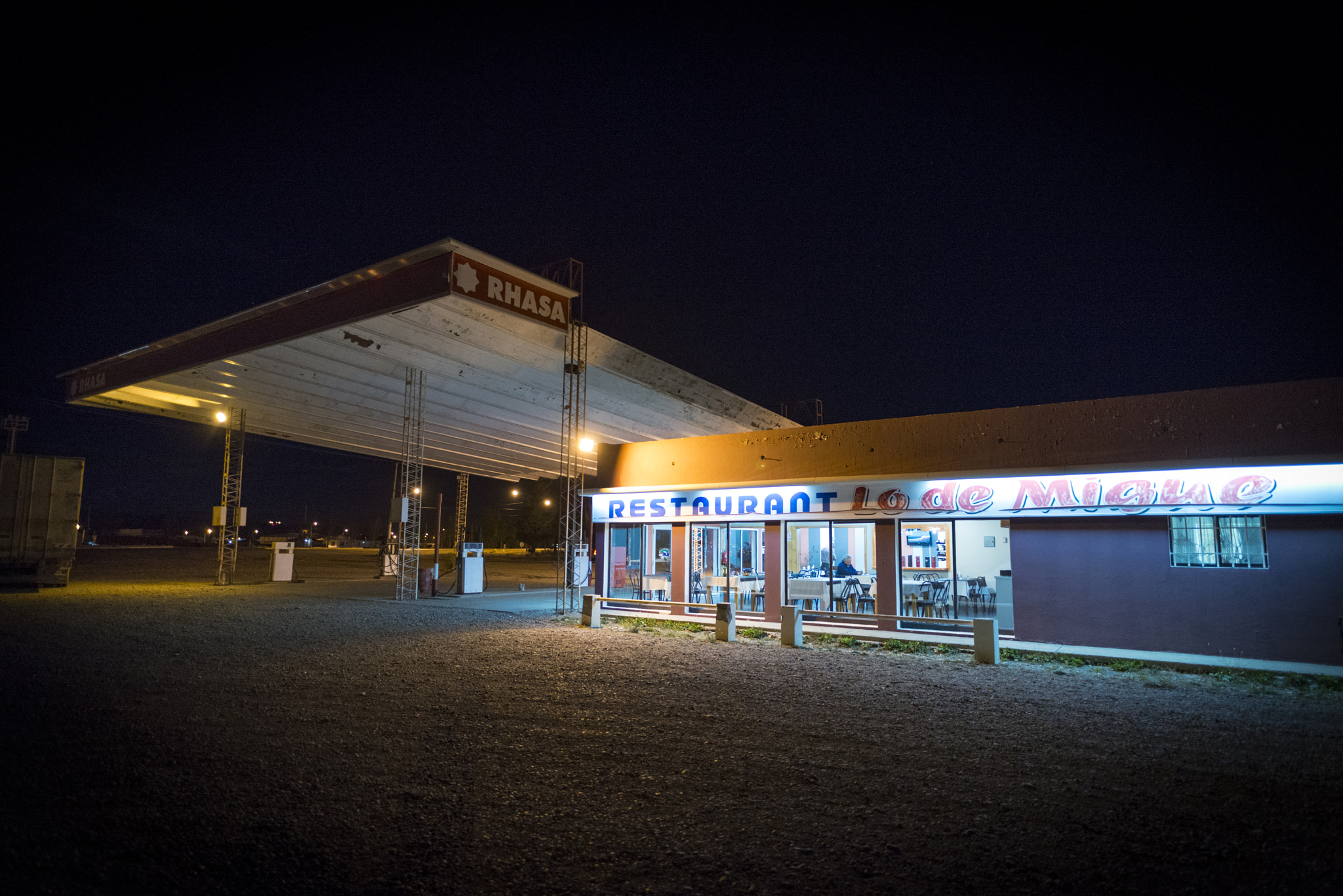 Nikon D800 + Nikon AF-S Nikkor 20mm F1.8G ED sample photo. Restaurant photography