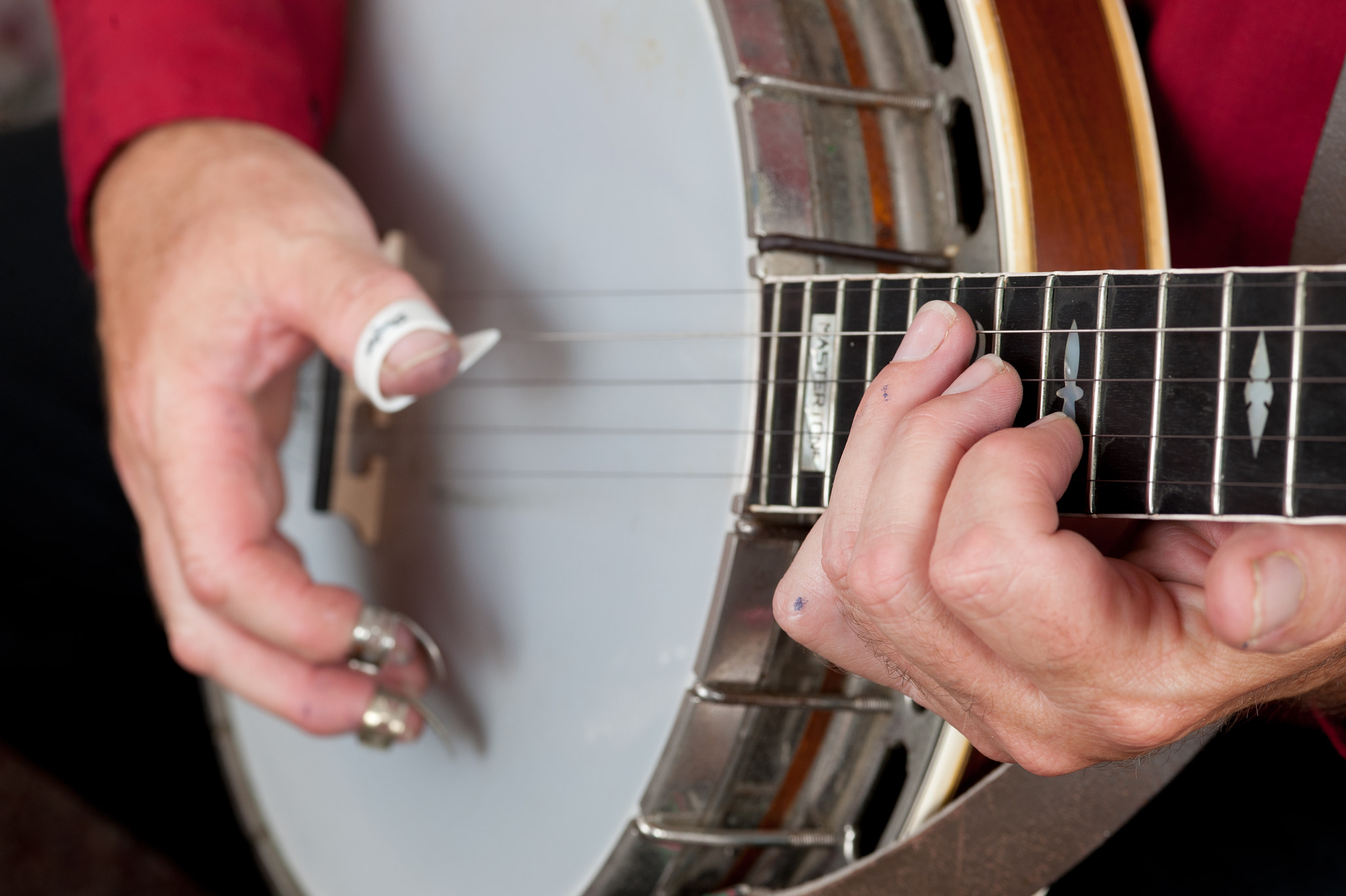 ZEISS Makro-Planar T* 100mm F2 sample photo. Dave reed playing the banjo with clawhammer picks photography