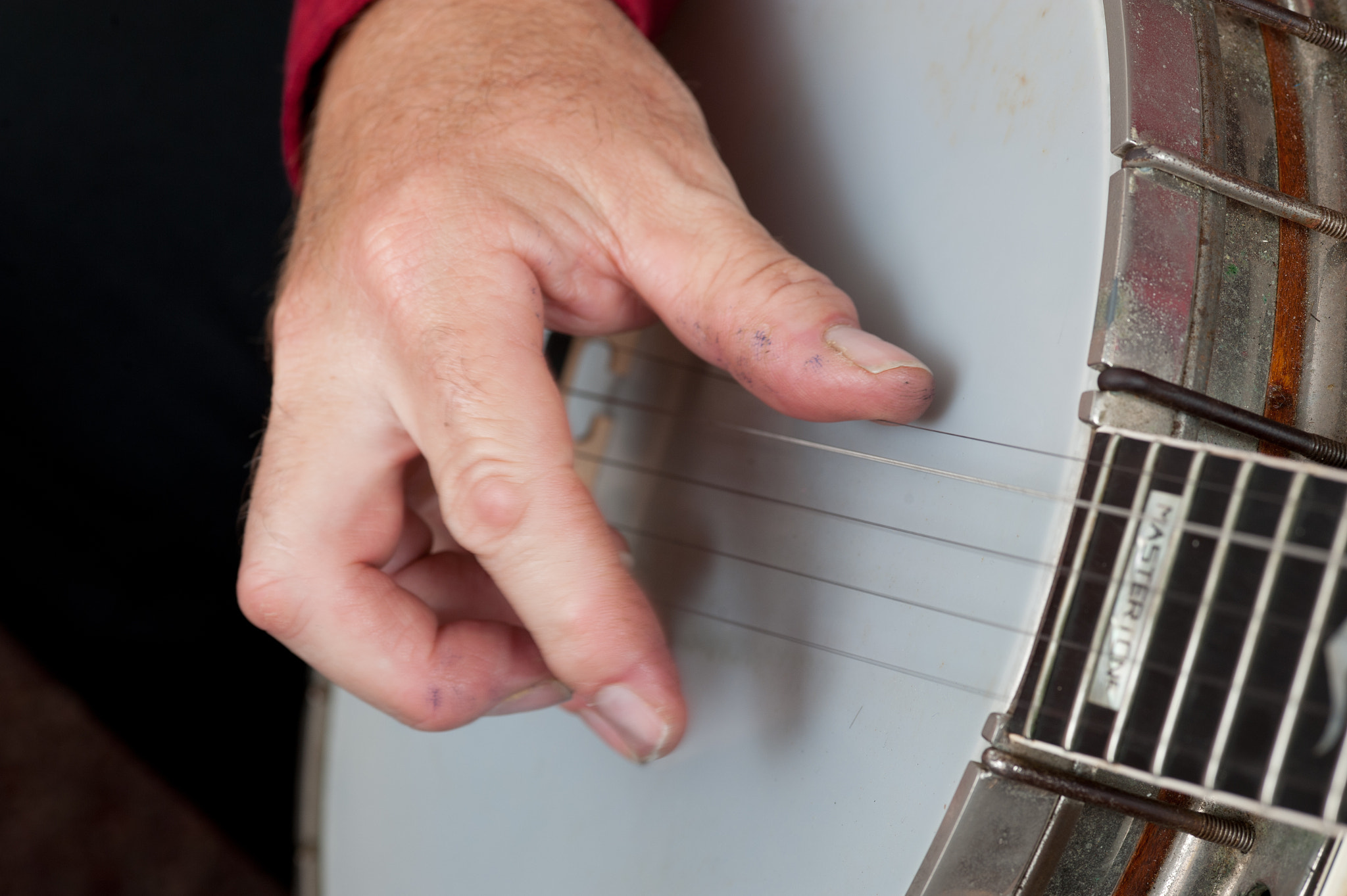 ZEISS Makro-Planar T* 100mm F2 sample photo. Hand of dave reed playing the banjo photography