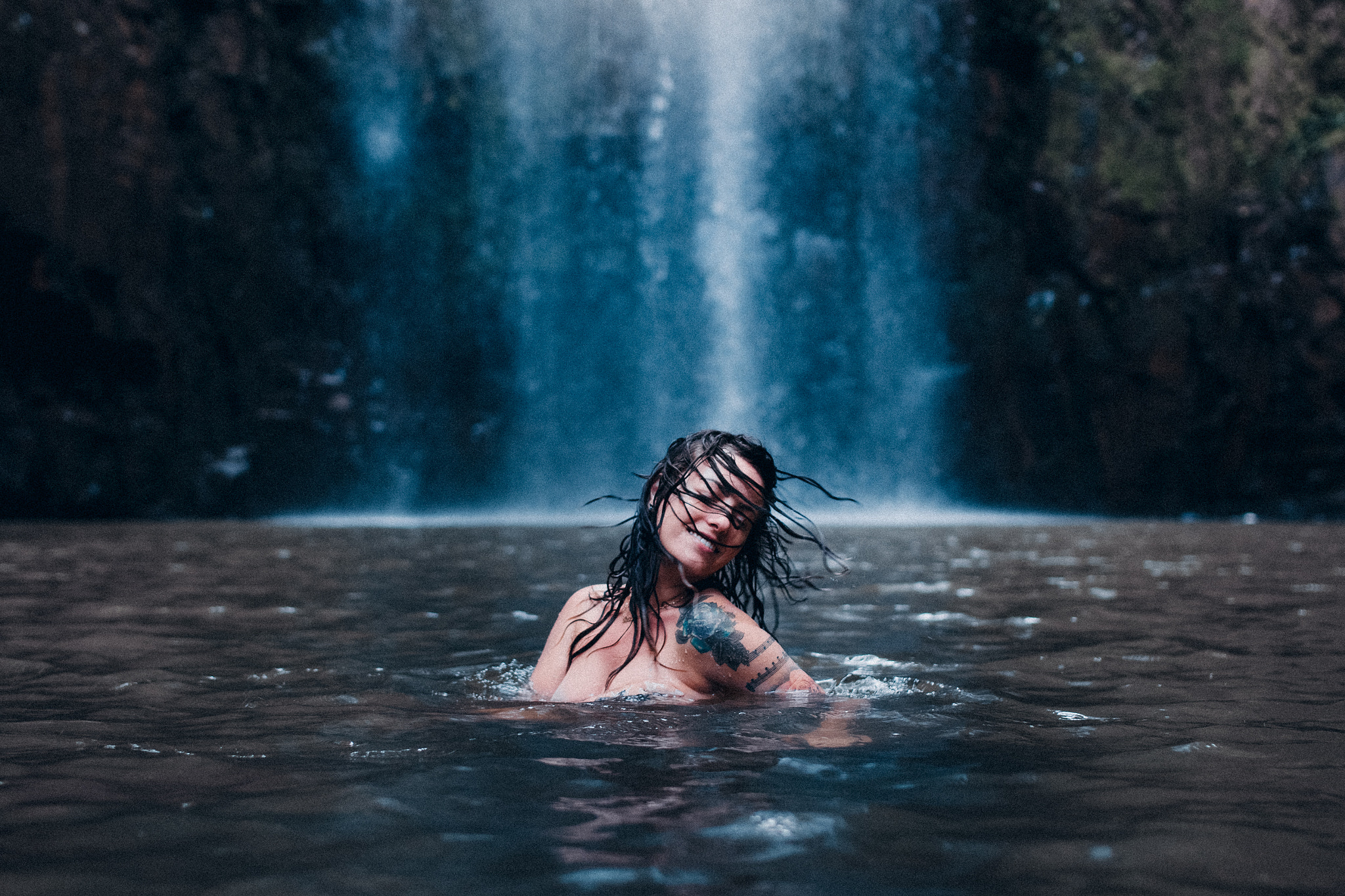 Canon EOS 70D + Sigma 35mm F1.4 DG HSM Art sample photo. A mulher e a cachoeira... photography