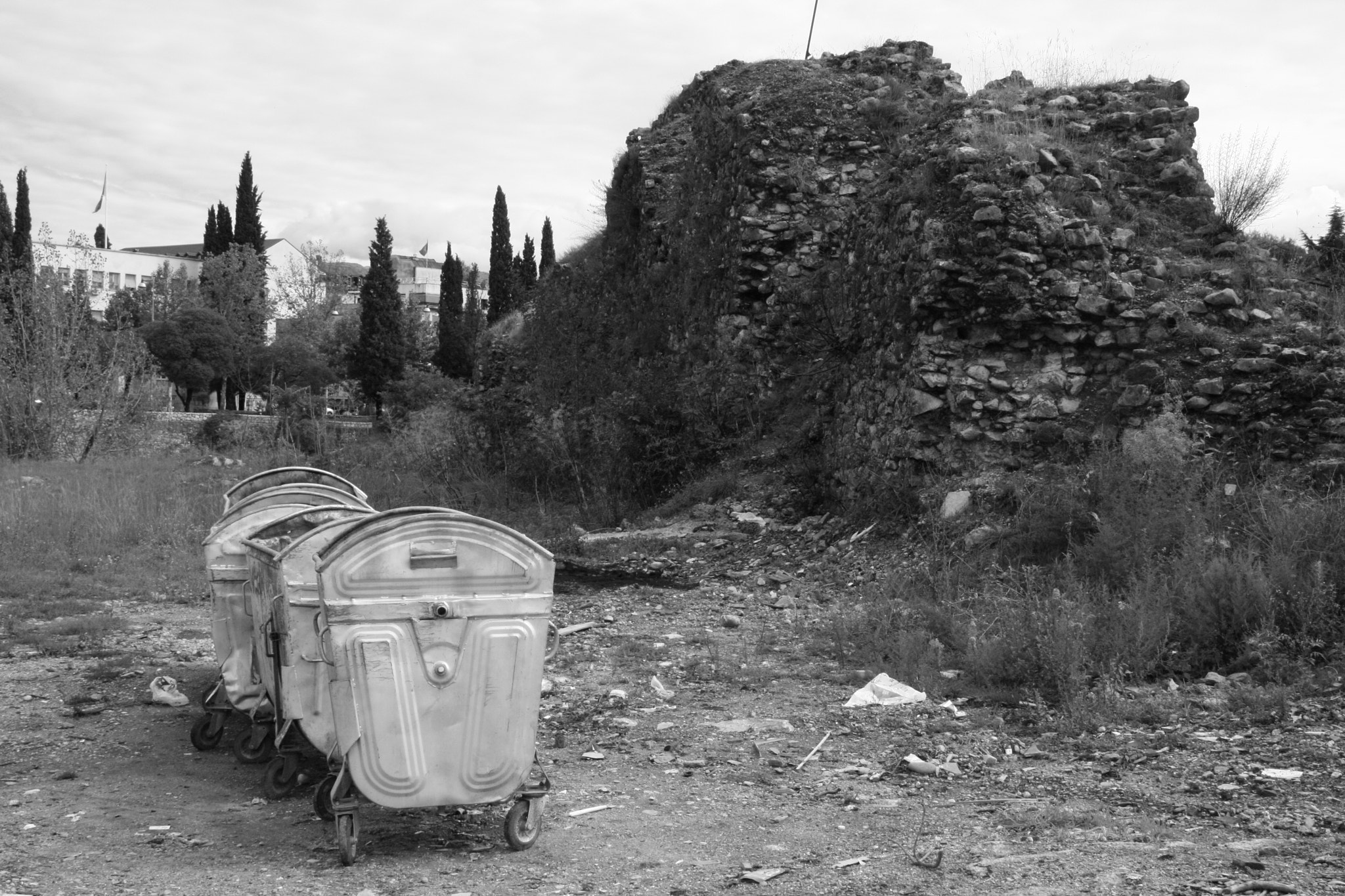 Canon EOS 400D (EOS Digital Rebel XTi / EOS Kiss Digital X) sample photo. Waste container in nowhere photography
