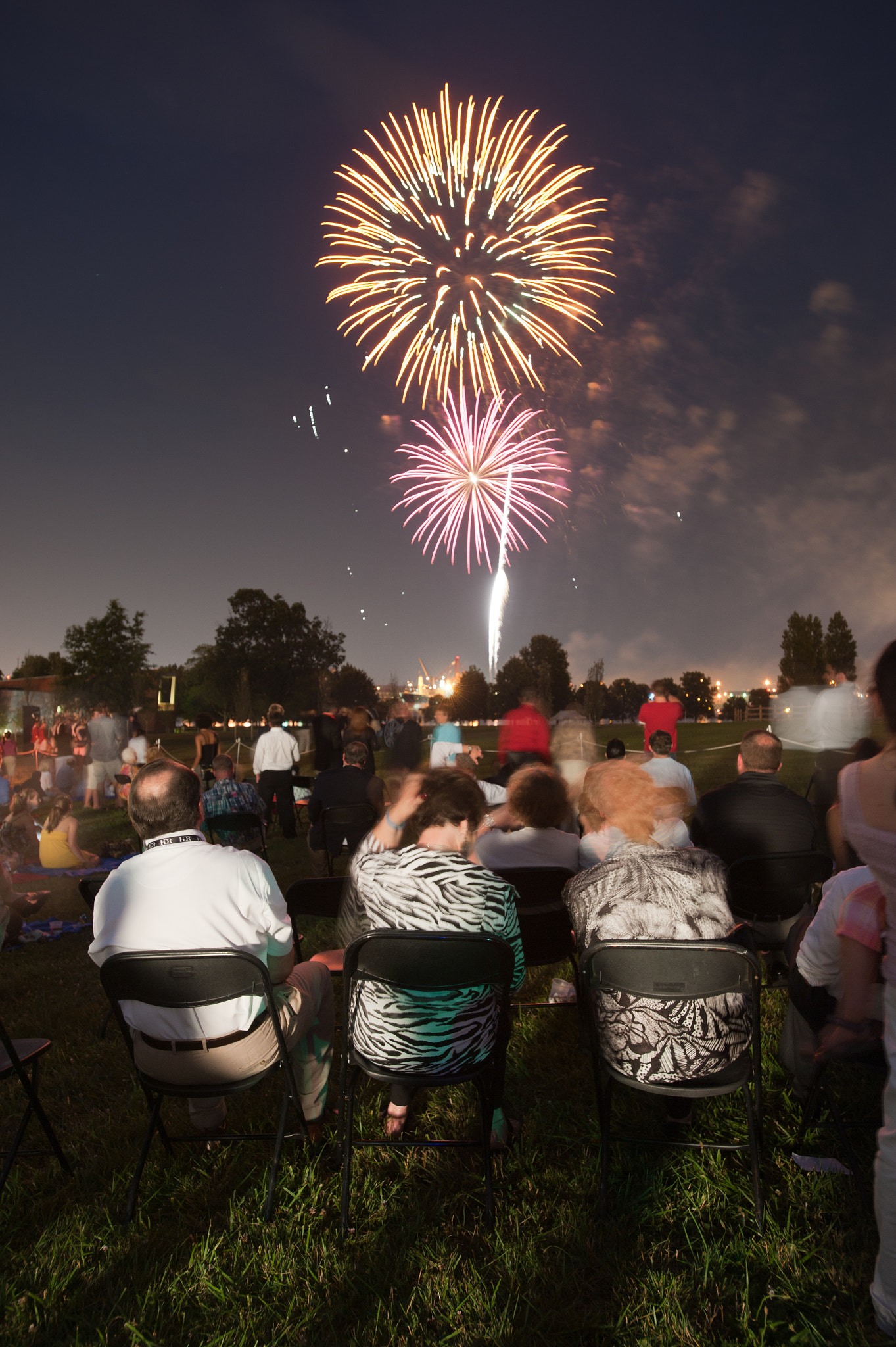 Nikon D700 + Nikon AF-S Nikkor 17-35mm F2.8D ED-IF sample photo. People watching fireworks display photography