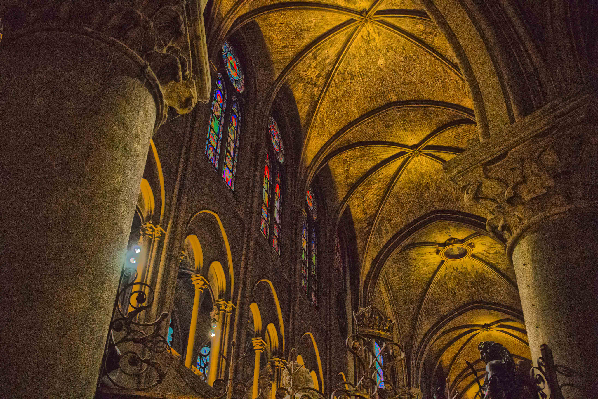 Canon EOS 100D (EOS Rebel SL1 / EOS Kiss X7) + Canon EF-S 24mm F2.8 STM sample photo. Notre dame's arches photography