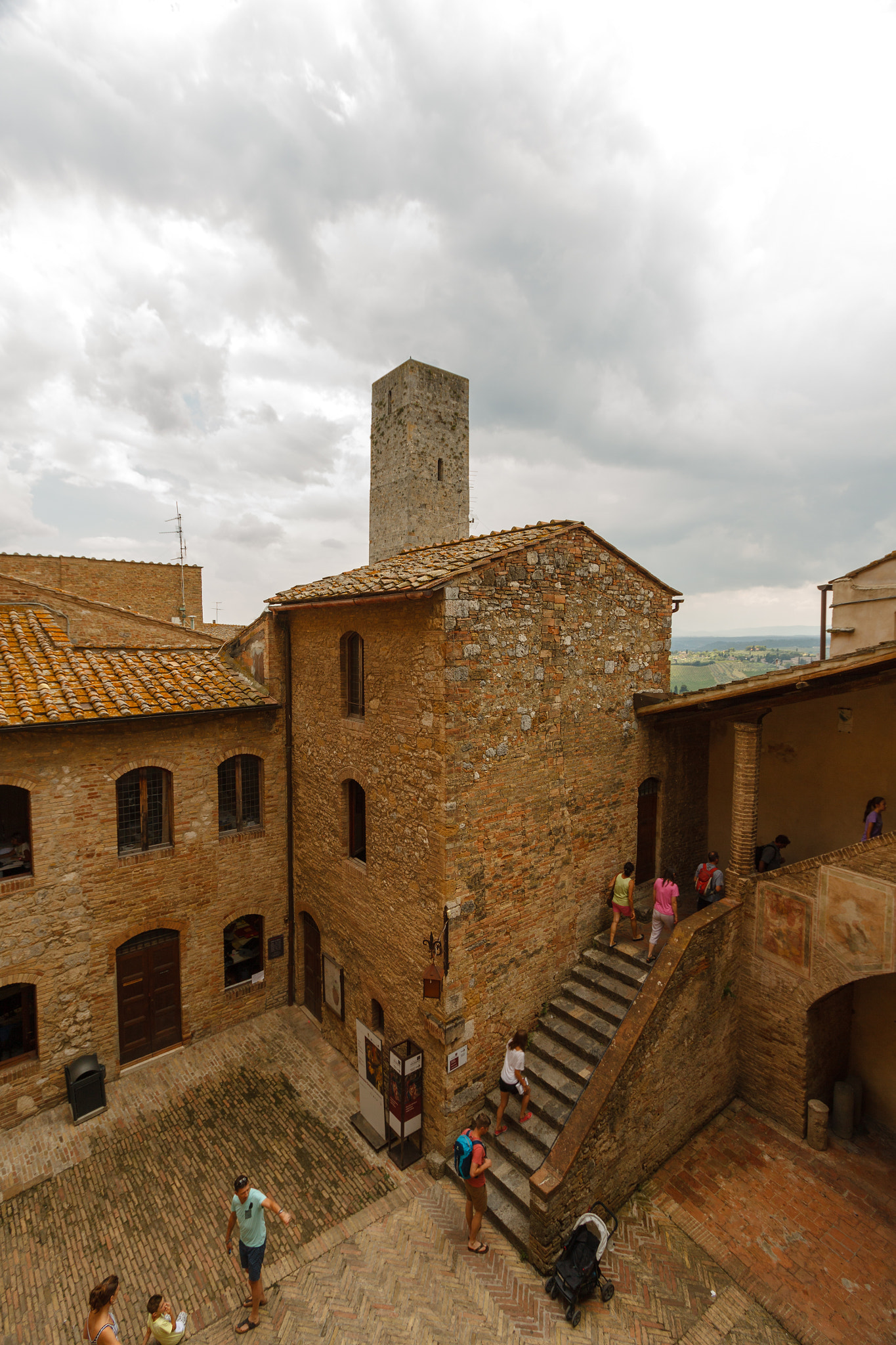 Canon EOS 50D + Canon EF-S 10-22mm F3.5-4.5 USM sample photo. Tuscan inner patio photography