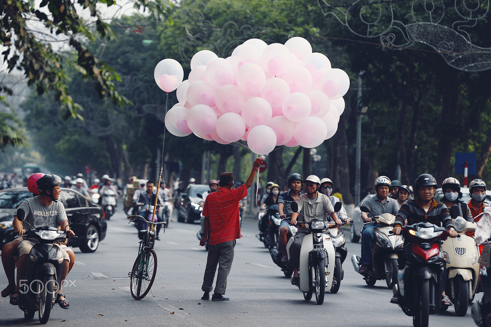 Canon EOS-1D C sample photo. Balloon salesman, hanoi, vietnam photography
