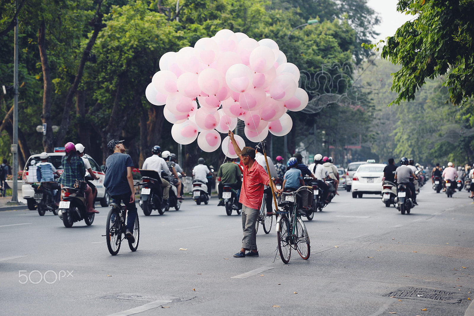 Canon EOS-1D C sample photo. Balloon salesman, hanoi, vietnam photography