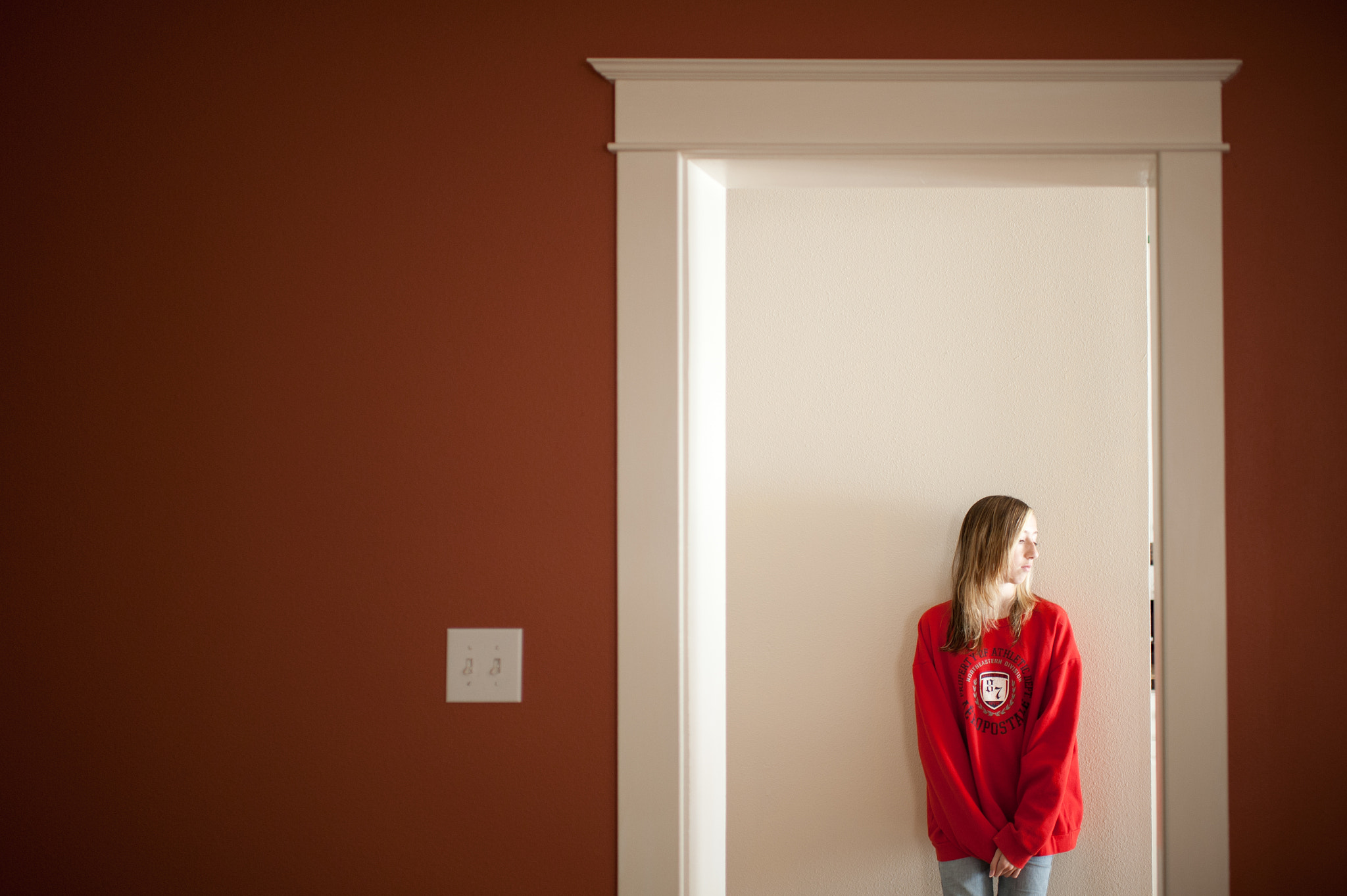 Nikon D700 + Nikon AF-S Nikkor 35mm F1.4G sample photo. Young girl in doorway of a home photography
