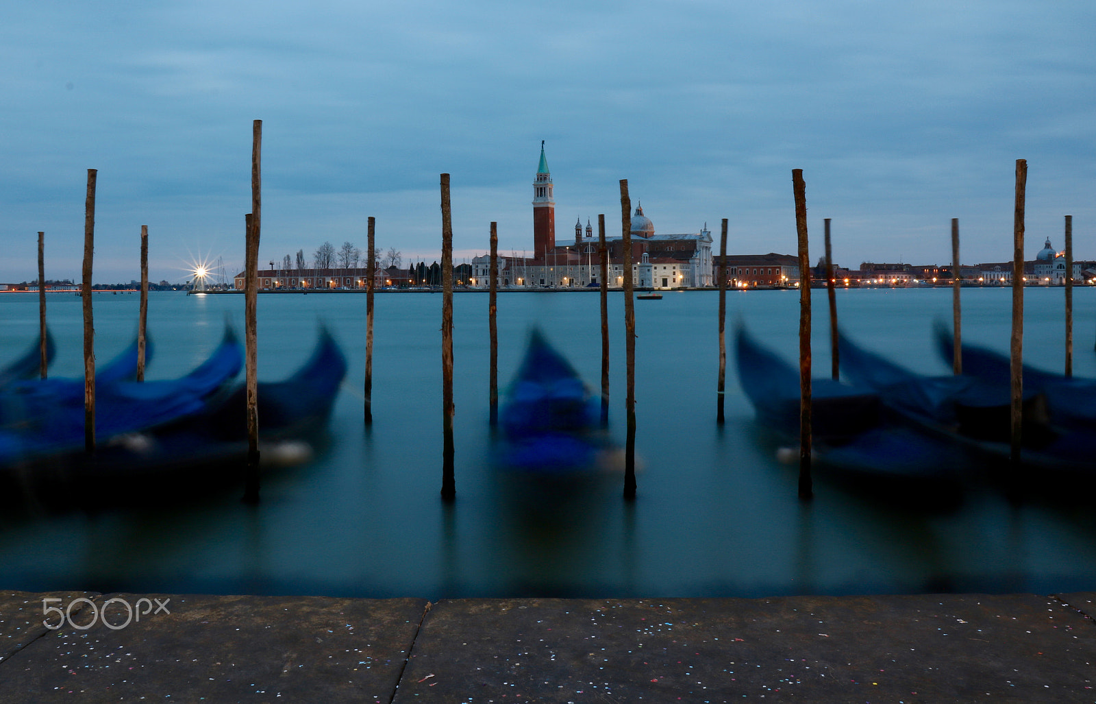 Canon EOS 750D (EOS Rebel T6i / EOS Kiss X8i) + Canon EF-S 17-55mm F2.8 IS USM sample photo. Gondolas after sunset - venice photography