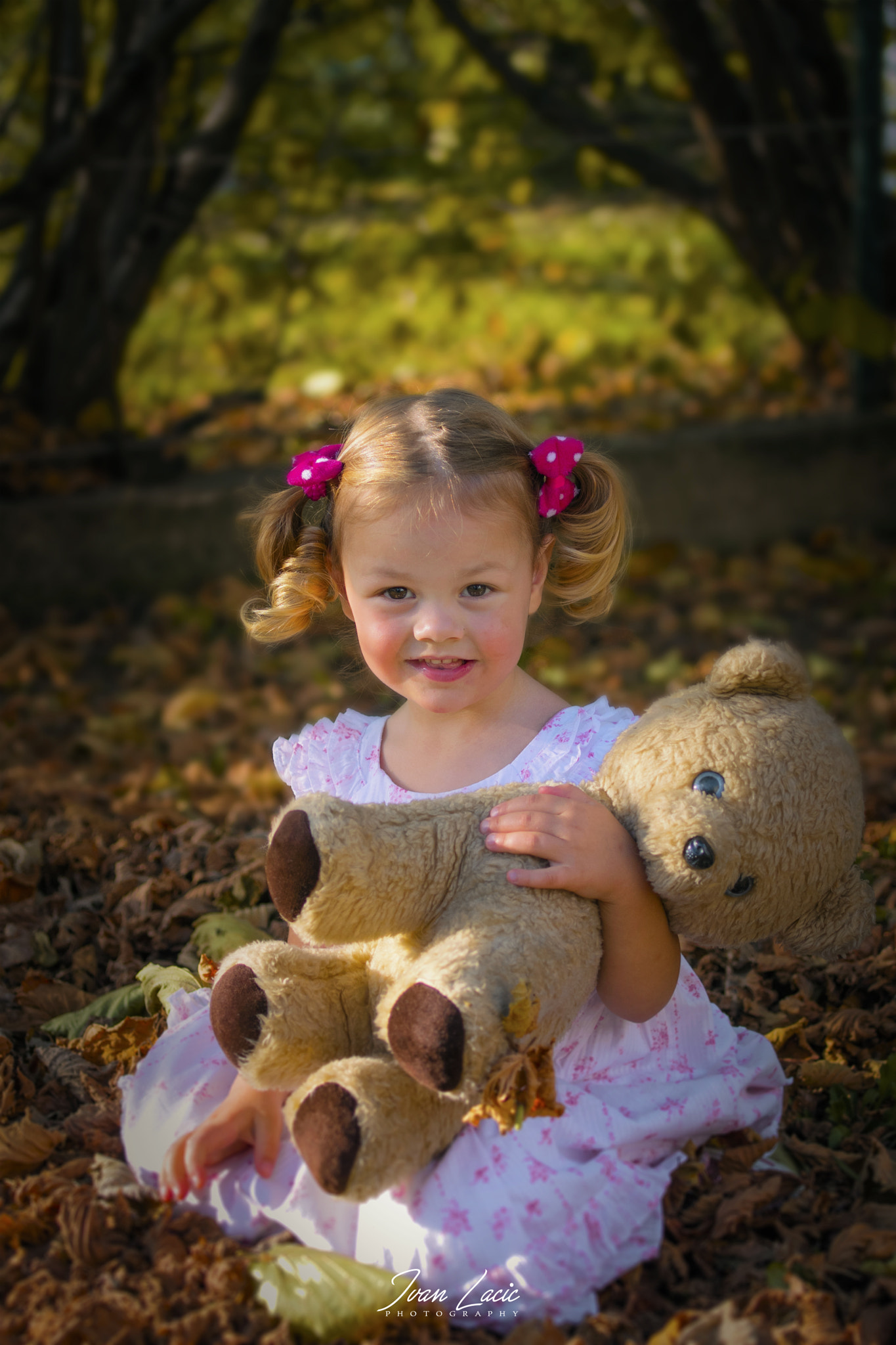 Pentax K-r + Pentax smc D-FA 50mm F2.8 Macro sample photo. Girl and a bear photography