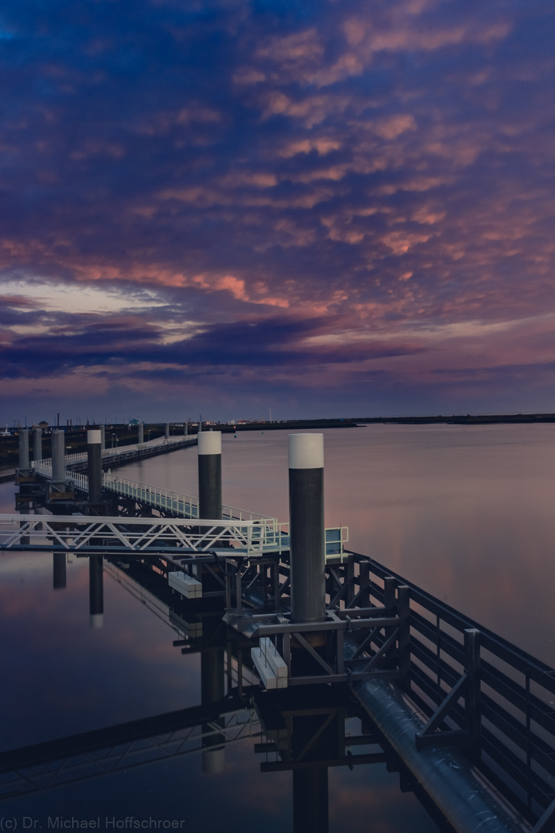 Canon EOS 600D (Rebel EOS T3i / EOS Kiss X5) + Canon EF 400mm f/2.8L sample photo. Morning sky over pier in harbor of den oever photography