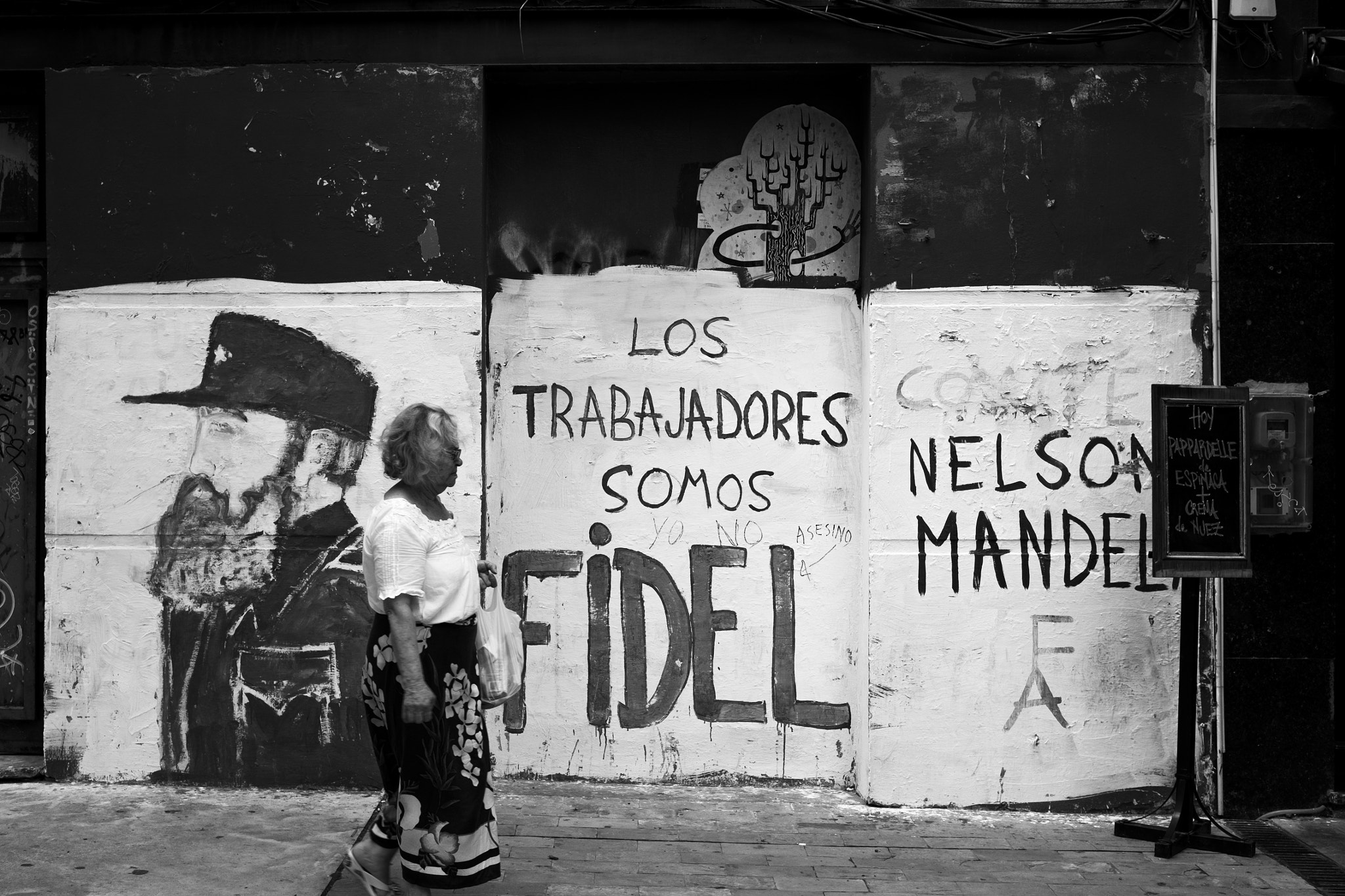Fujifilm X-T10 + Fujifilm XF 27mm F2.8 sample photo. Montevideo street - ciudad vieja photography