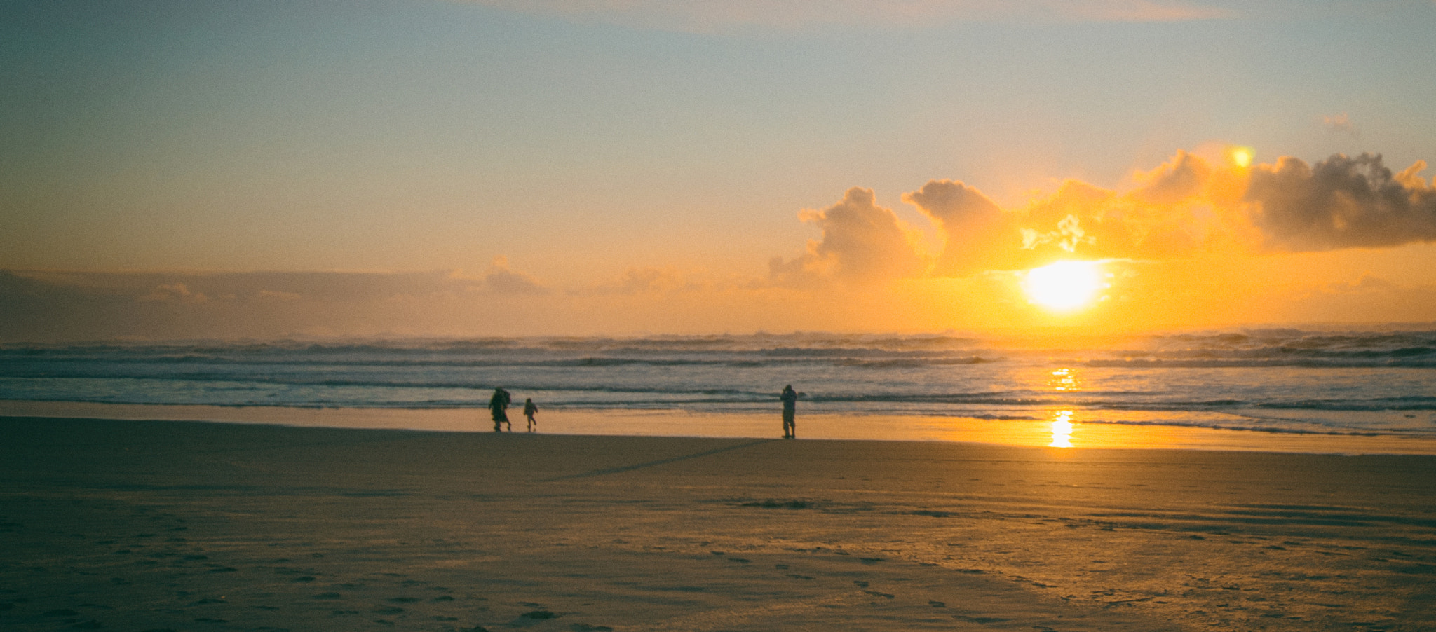 Pentax K-5 II sample photo. Antiqued beach scene photography