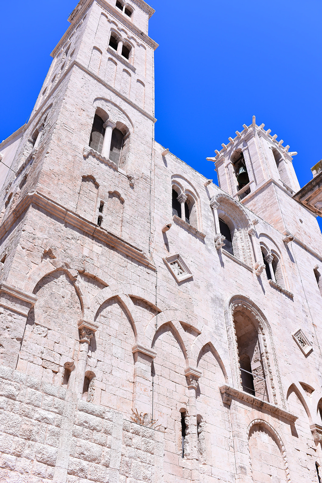 Nikon D810 + Nikon AF-S Nikkor 35mm F1.8G ED sample photo. Cathedral of romanesque style photography