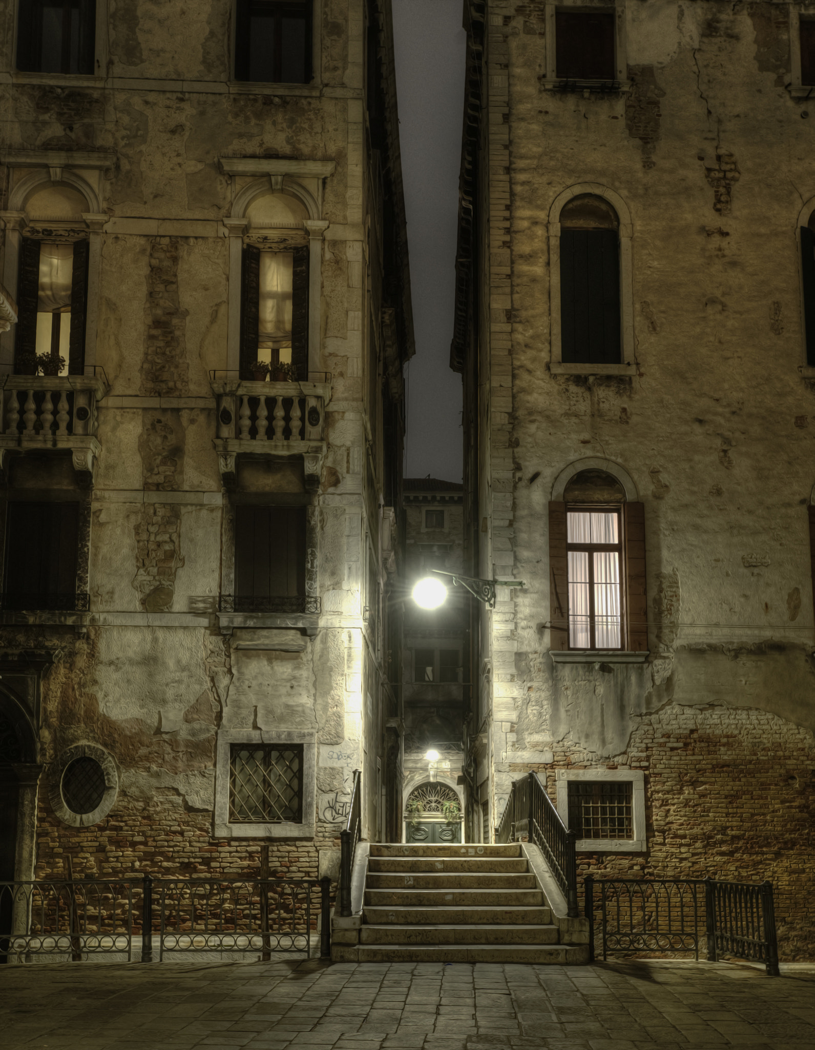 Nikon AF-S Nikkor 17-35mm F2.8D ED-IF sample photo. Streets of venice photography