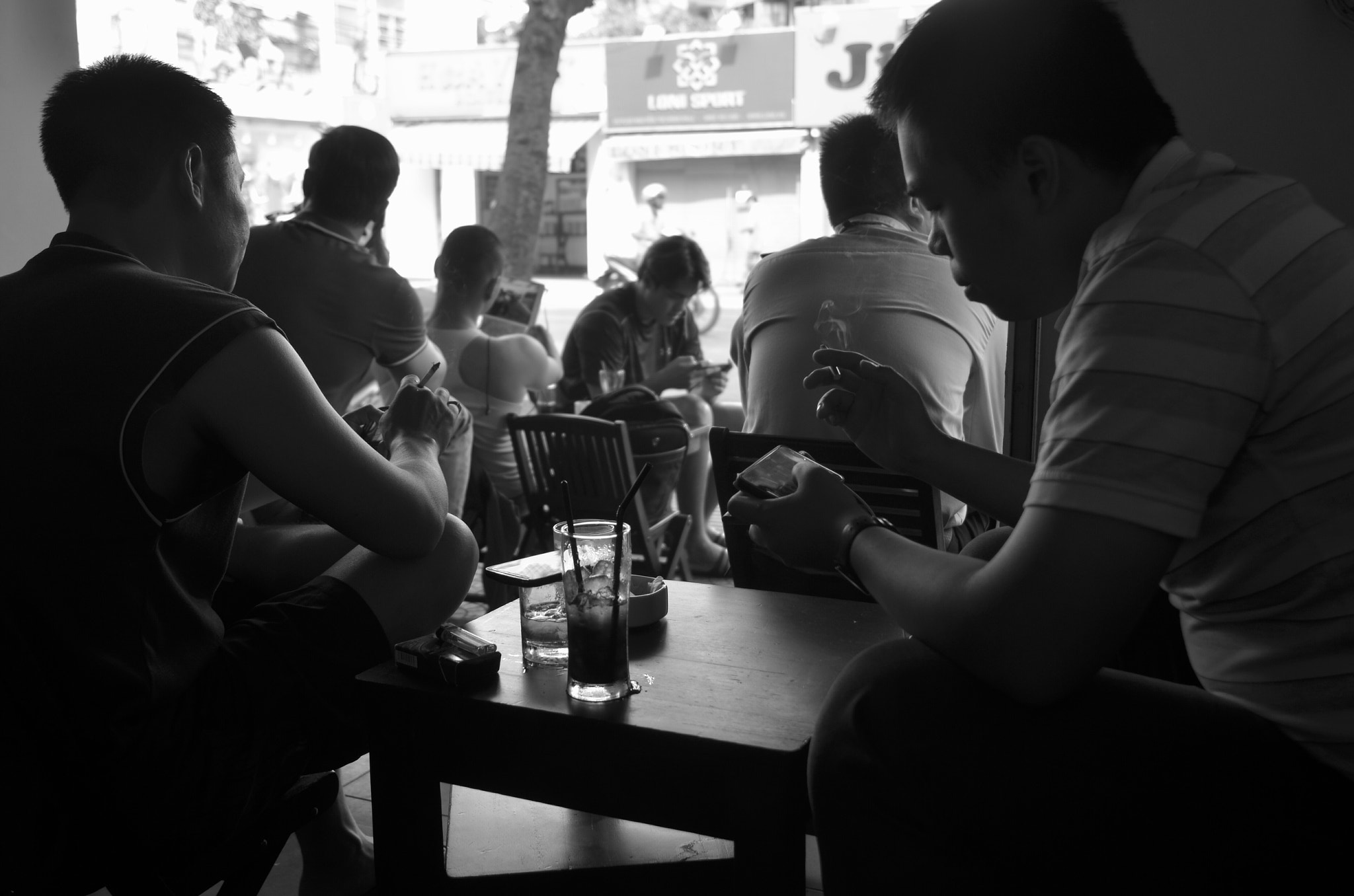 Nikon D7000 + Nikon AF Nikkor 24mm F2.8D sample photo. Coffee shop photography