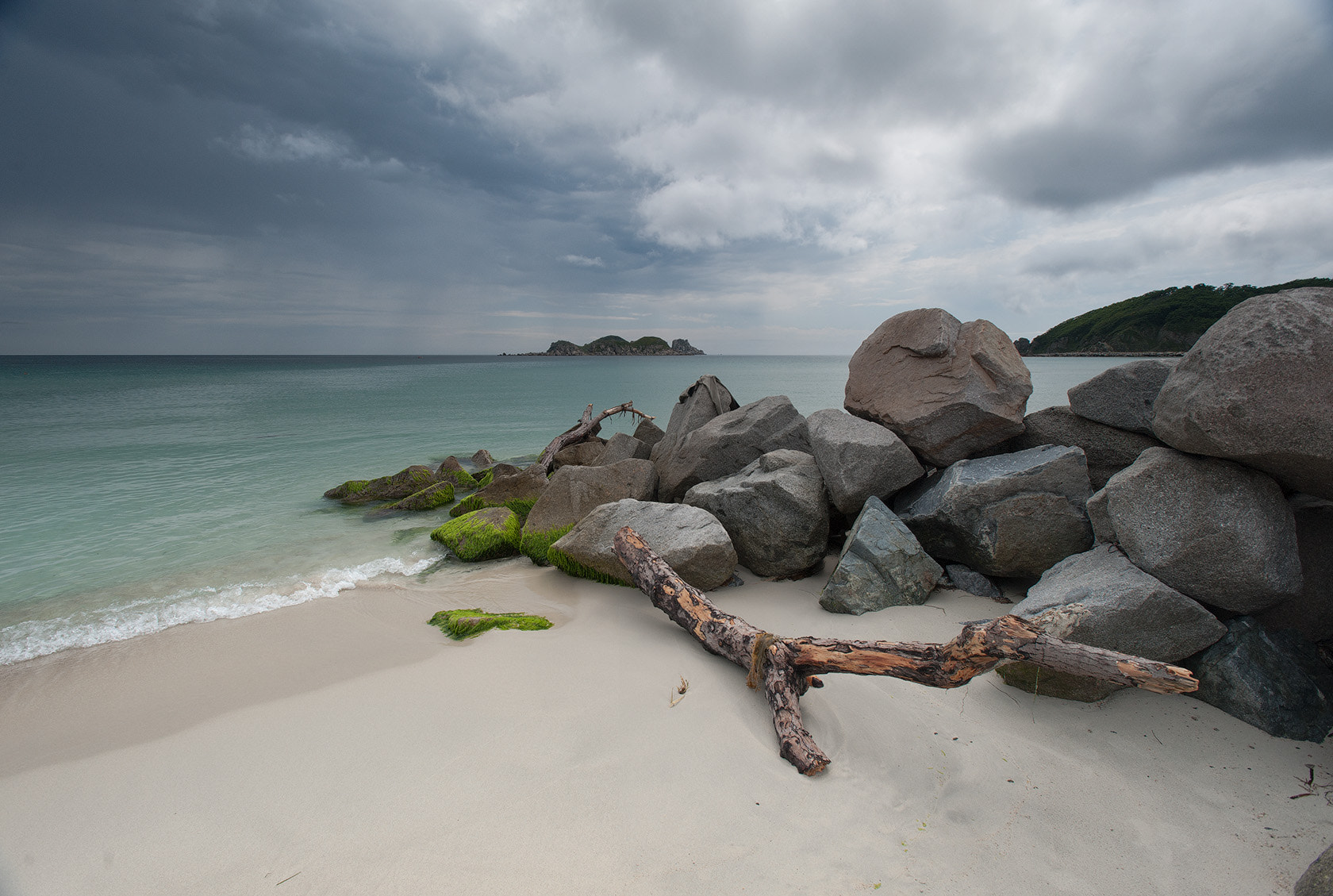 Nikon D700 + Nikon AF-S Nikkor 17-35mm F2.8D ED-IF sample photo. Three lakes rocks photography