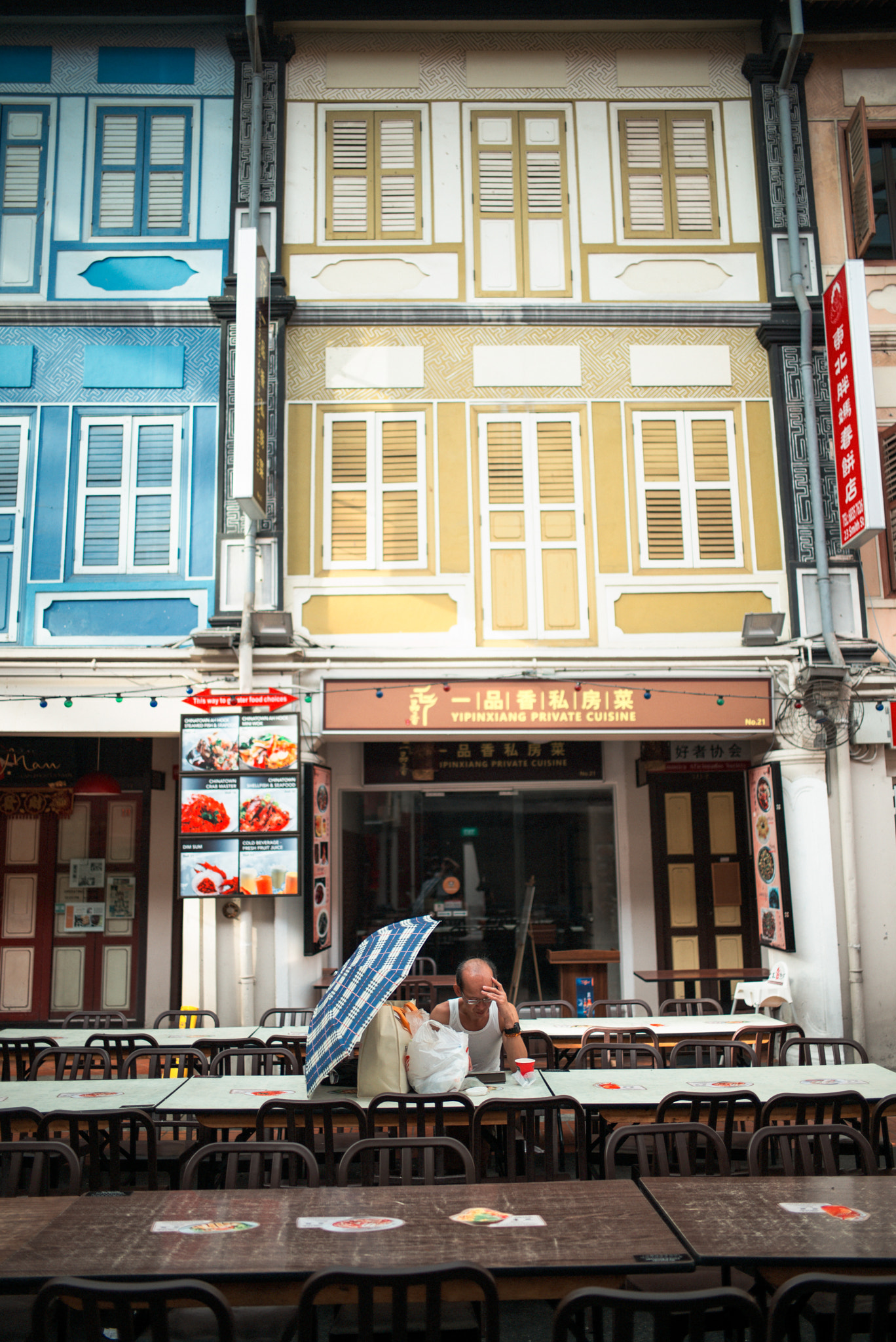 Summilux-M 1:1.4/28 ASPH. sample photo. Shophouses along chinatown food street photography