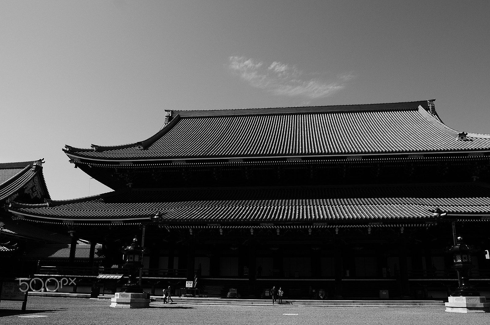 Nikon D300S + Nikon AF Nikkor 20mm F2.8D sample photo. 本願寺 photography