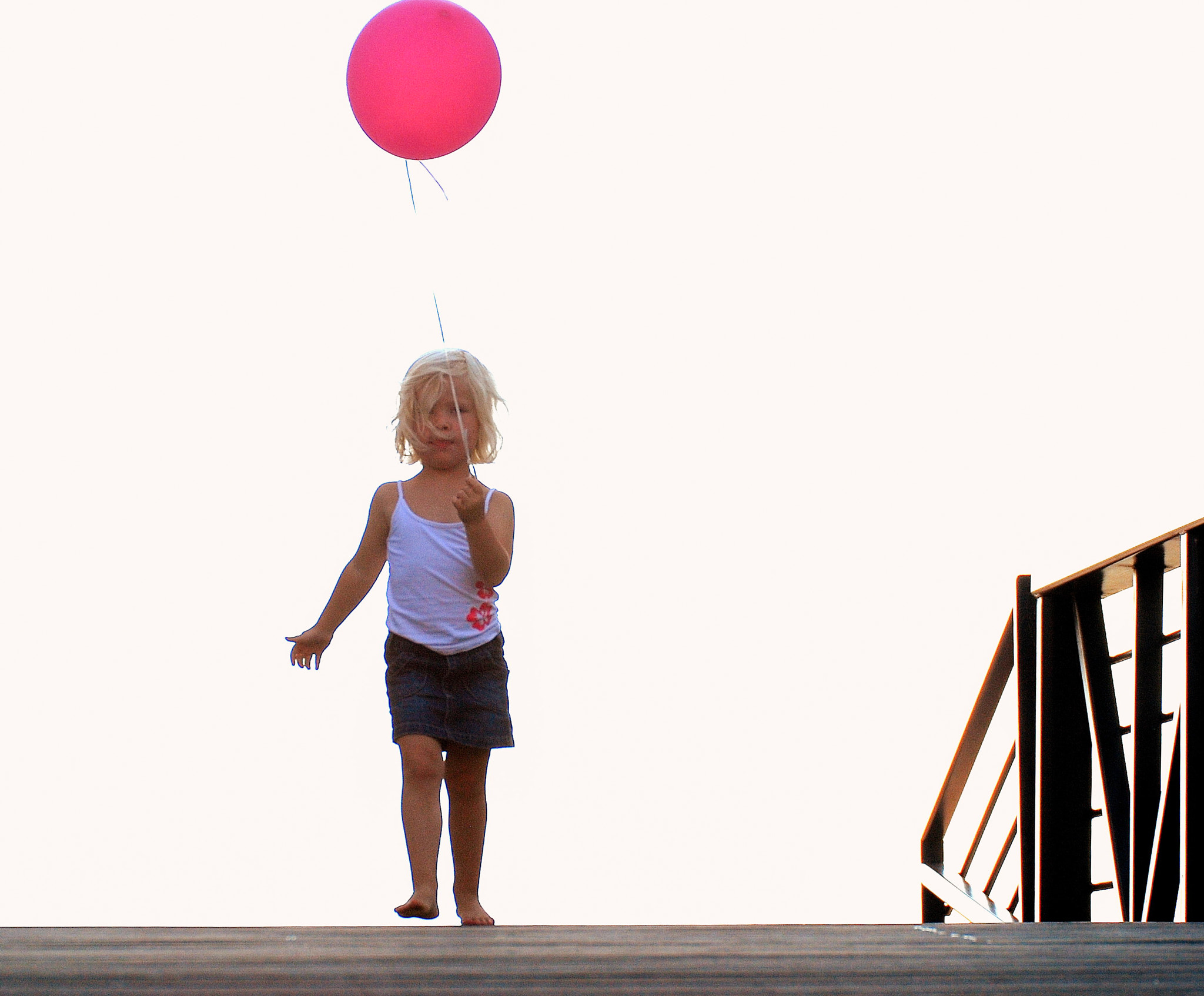 Nikon D80 + Sigma 135-400mm F4.5-5.6 APO Aspherical sample photo. Little girl walking with balloon photography