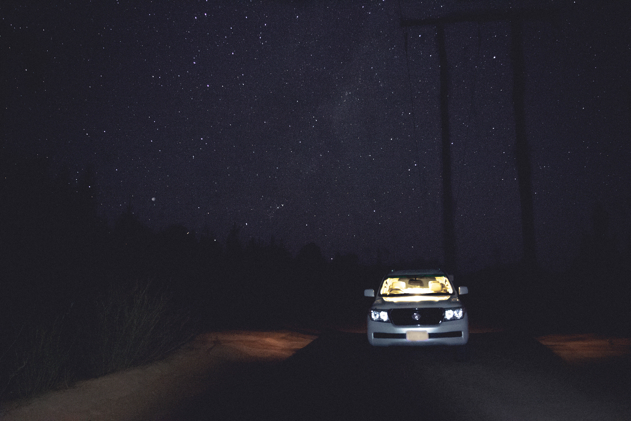 Canon EOS 600D (Rebel EOS T3i / EOS Kiss X5) + Canon EF 17-40mm F4L USM sample photo. Milky way, behind landcruiser photography