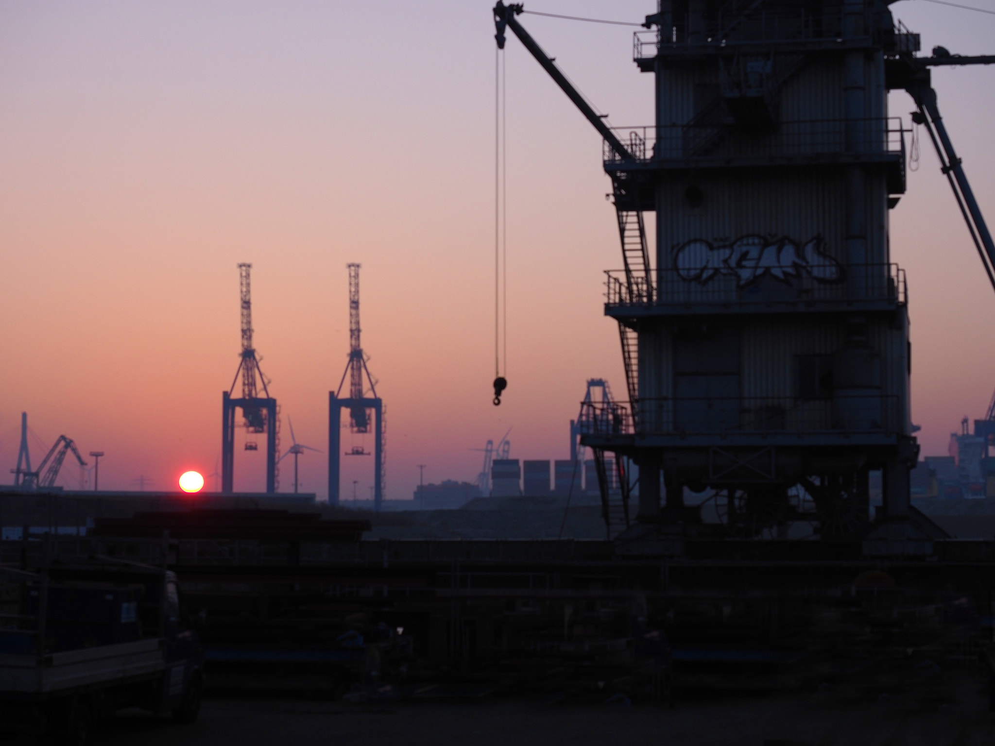 Olympus OM-D E-M1 Mark II + Olympus M.Zuiko Digital ED 12-40mm F2.8 Pro sample photo. Hamburg hafen the sun of the wintertime is crazy photography