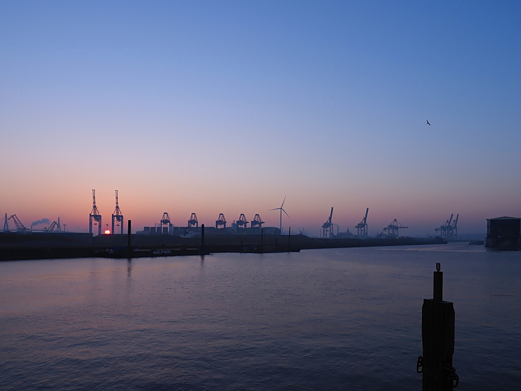 Olympus OM-D E-M1 Mark II + Olympus M.Zuiko Digital ED 12-40mm F2.8 Pro sample photo. Hafen hamburg im winter,  kalt und schön photography
