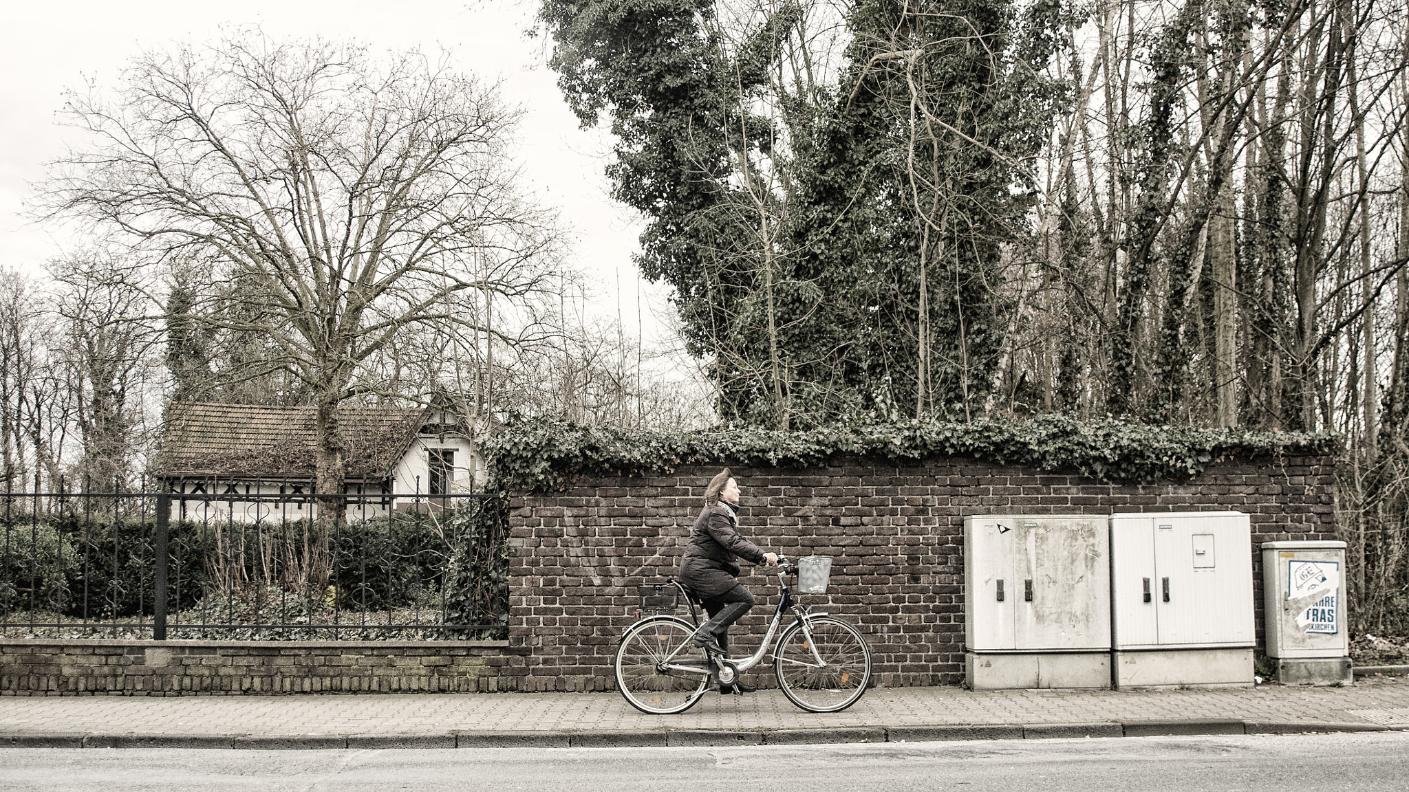 AF Zoom-Nikkor 28-105mm f/3.5-4.5D IF sample photo. Jolly bicycle ride photography