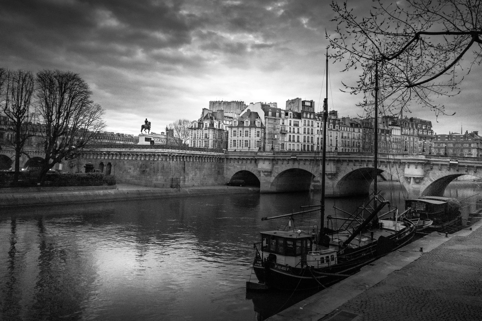 iPhone 7 Plus back camera 3.99mm f/1.8 sample photo. Pont neuf paris photography