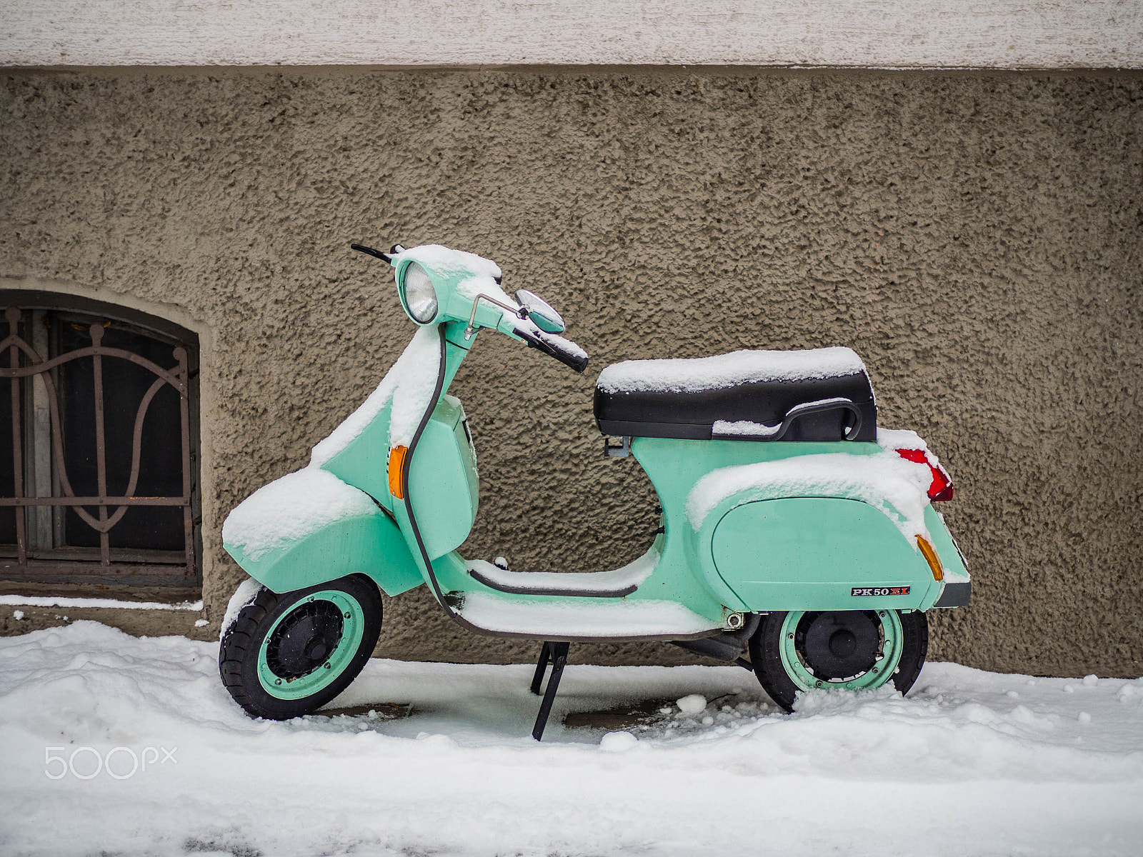Olympus OM-D E-M10 + Olympus M.Zuiko Digital 25mm F1.8 sample photo. Vespa photography