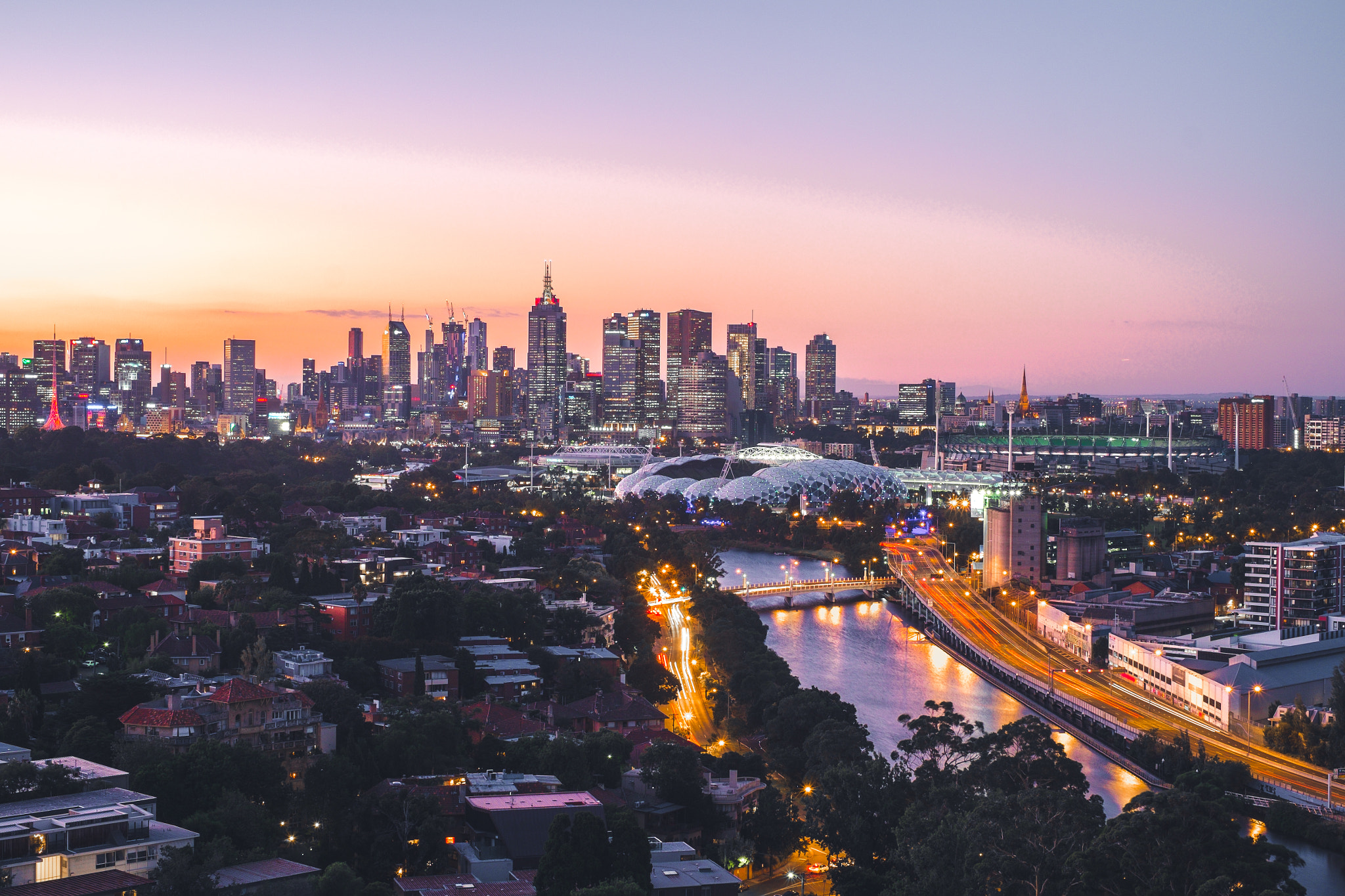 Fujifilm XF 35mm F1.4 R sample photo. Melbourne etihad stadium and vibrant skylines. photography