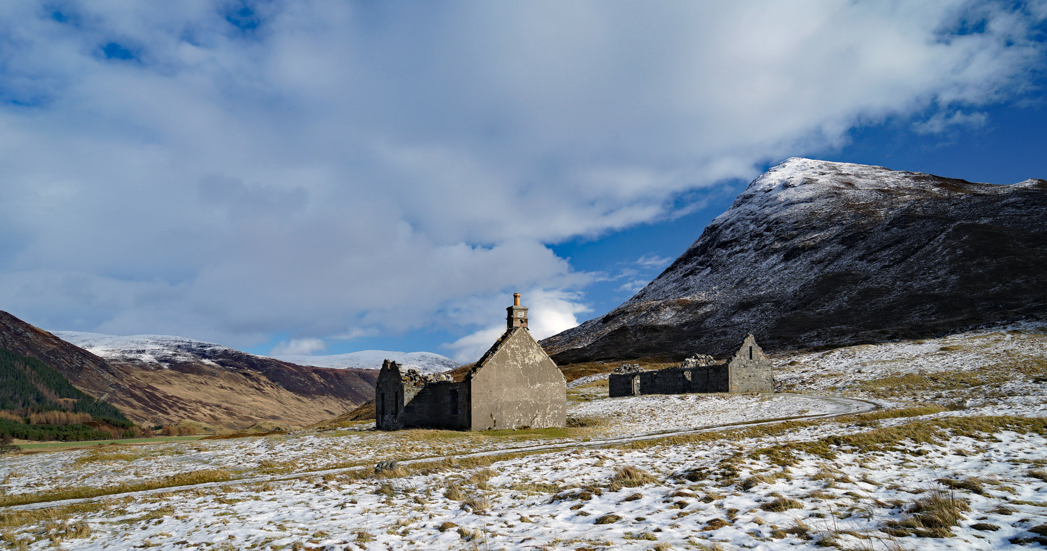 Sony a7 + Sony Vario Tessar T* FE 24-70mm F4 ZA OSS sample photo. Old ruins, corriefeolis, scottish highlands photography