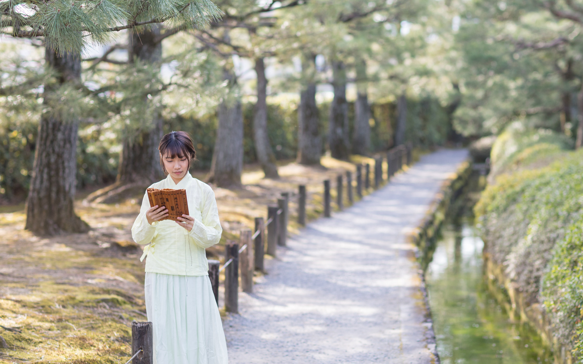 Canon EF 85mm F1.2L II USM sample photo. Reading acient book photography